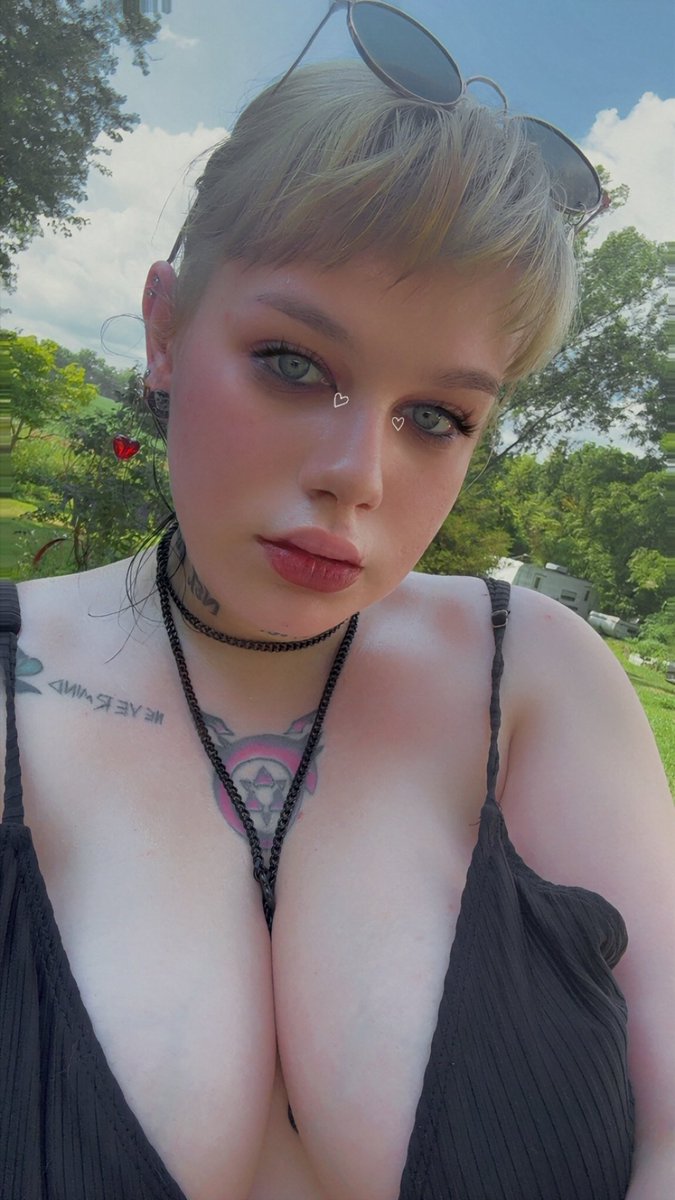 Gab1mb000's tweet photo. My boobs truly weren’t this big. I hate the heat though I’m so happy summer is almost over. https://t.co/4tTtpjNxMA