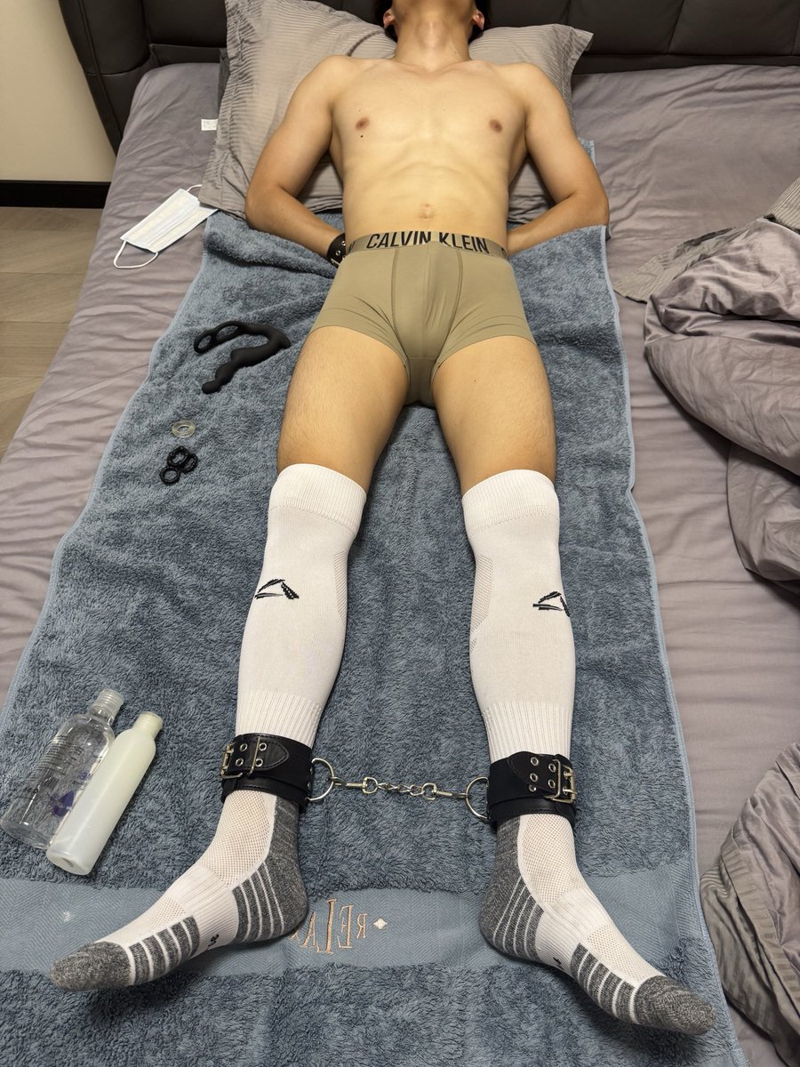 kkqx26's tweet photo. 刚满1️⃣8️⃣岁的足球体育生
在好奇心驱使下，初次来体验kk的捆绑 #寸止 取射
身材练的是真的很好，就是不知道能坚持多久😋
#捆绑 #高中生 #肌肉 #薄肌牛 #足球体育生 https://t.co/zyV2vW7uga
