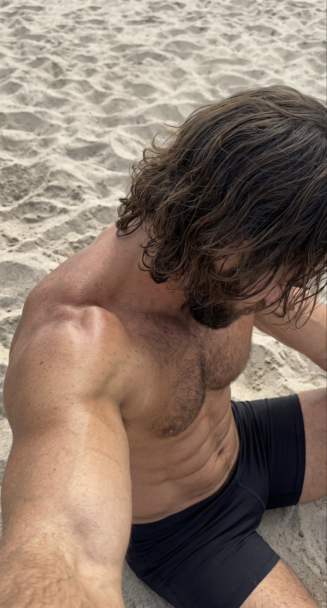 Drewvibes35's tweet photo. sand and sun https://t.co/GH2nmirr3r
