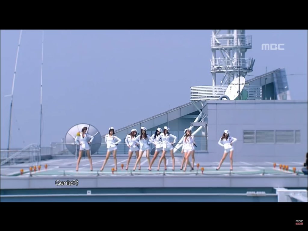 daisyjty's tweet photo. snsd used to perform their songs just anywhere https://t.co/UPAj9nhur8