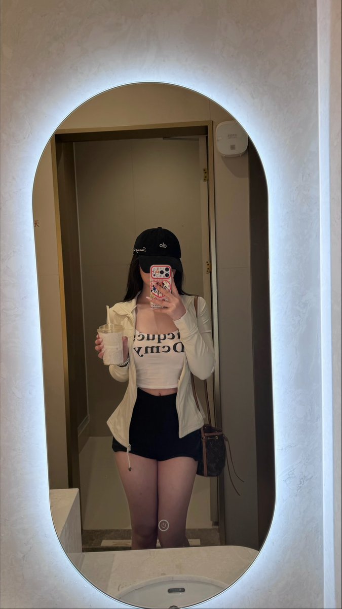 Siani_hh's tweet photo. 看看俺今天不化妆的ootd（其实是live版但不能发live可恶 https://t.co/HVLdIih322