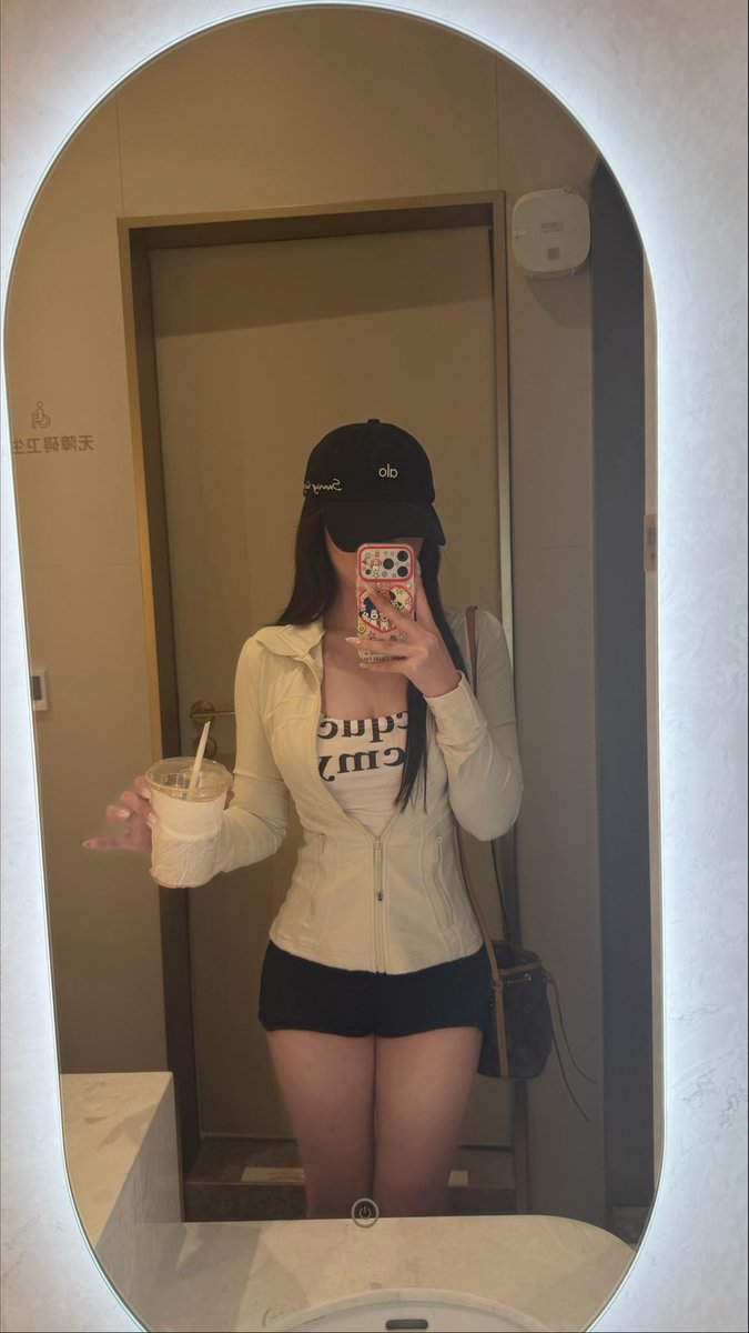 Siani_hh's tweet photo. 看看俺今天不化妆的ootd（其实是live版但不能发live可恶 https://t.co/HVLdIih322