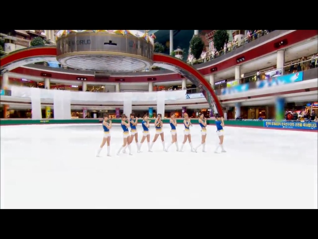 daisyjty's tweet photo. snsd used to perform their songs just anywhere https://t.co/UPAj9nhur8
