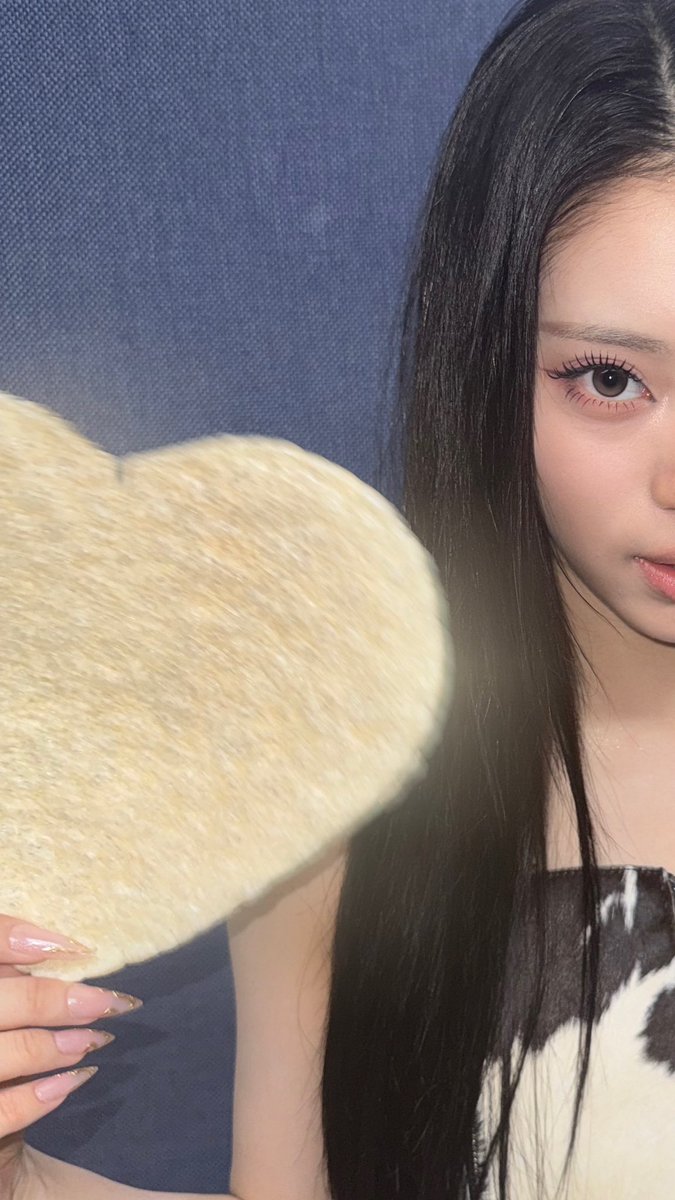 kvzsource's tweet photo. kang yeseul plus chat post

i can’t believe it’s already been 100 days. i don’t even know what to say first or where to begin. it’s supposed to be a happy day, but i’m worried i’ll end up getting too serious and make this message too deep haha. to be honest, just a year ago, i never imagined that i’d debut and be doing something where i receive so much love from fans. i’m so grateful that, thanks to such an incredible opportunity, i’m a very lucky person i was able to meet all of you as the best version of myself. i promise that, throughout all the time we’ll spend together in the future, i’ll continue to grow and become an even better, more amazing person. i may still be inexperienced and lacking in many ways, but thank you for loving even this side of me. thank you so much for allowing me to receive such unconditional love. i’ll make sure to repay you with even greater things. i’ll keep doing my best so that we can stay together for a long time. i love you, seulranghae