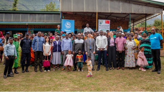 ChinaEmbinRW's tweet photo. On August 5, Amb. GAO Wenqi, at the inviation of Ms. @LiekevandeWiel, UNICEF Country Representative to Rwanda @unicefrw, visited #Gicumbi #ECD Centre, supported by Chinese government through Global Development and #SouthSouthCooperation Fund.
They were warmly recieved by Mayor NZABONIMPA and local community, and briefed on how this signature tripartite cooperation project has helped local children.