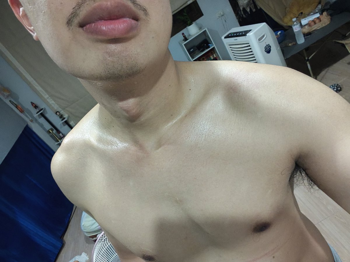 Nnnmmmm49's tweet photo. บรรยากาศมันน่า...นัก☔💦 https://t.co/Zs9o4cHooP