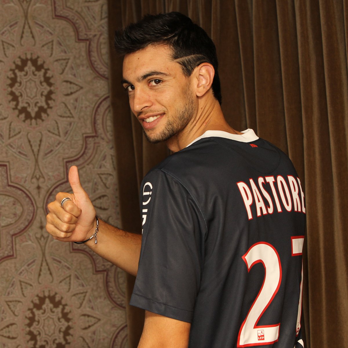 PSG_espanol's tweet photo. 🔙 Se cumplen 15 años del fichaje de @Javi_Pastore. 🇦🇷

¡El Flaco, una leyenda del París Saint-Germain! ❤️💙 https://t.co/lVr9rXNXZ8