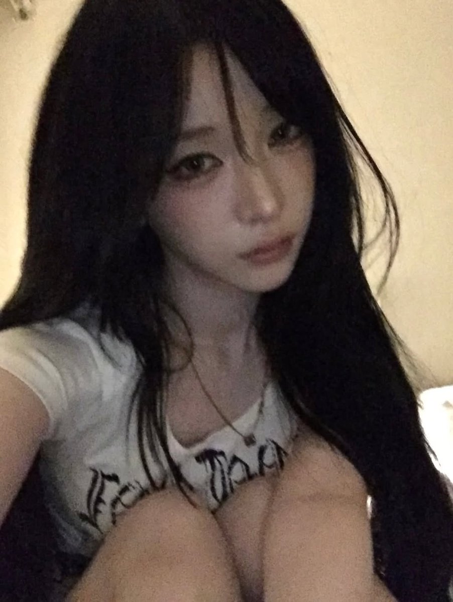 rottncherry's tweet photo. why’s the new layout for picture so ugly? can we bring back the old one @X thank youuuuu. https://t.co/qQtxLwIIbN