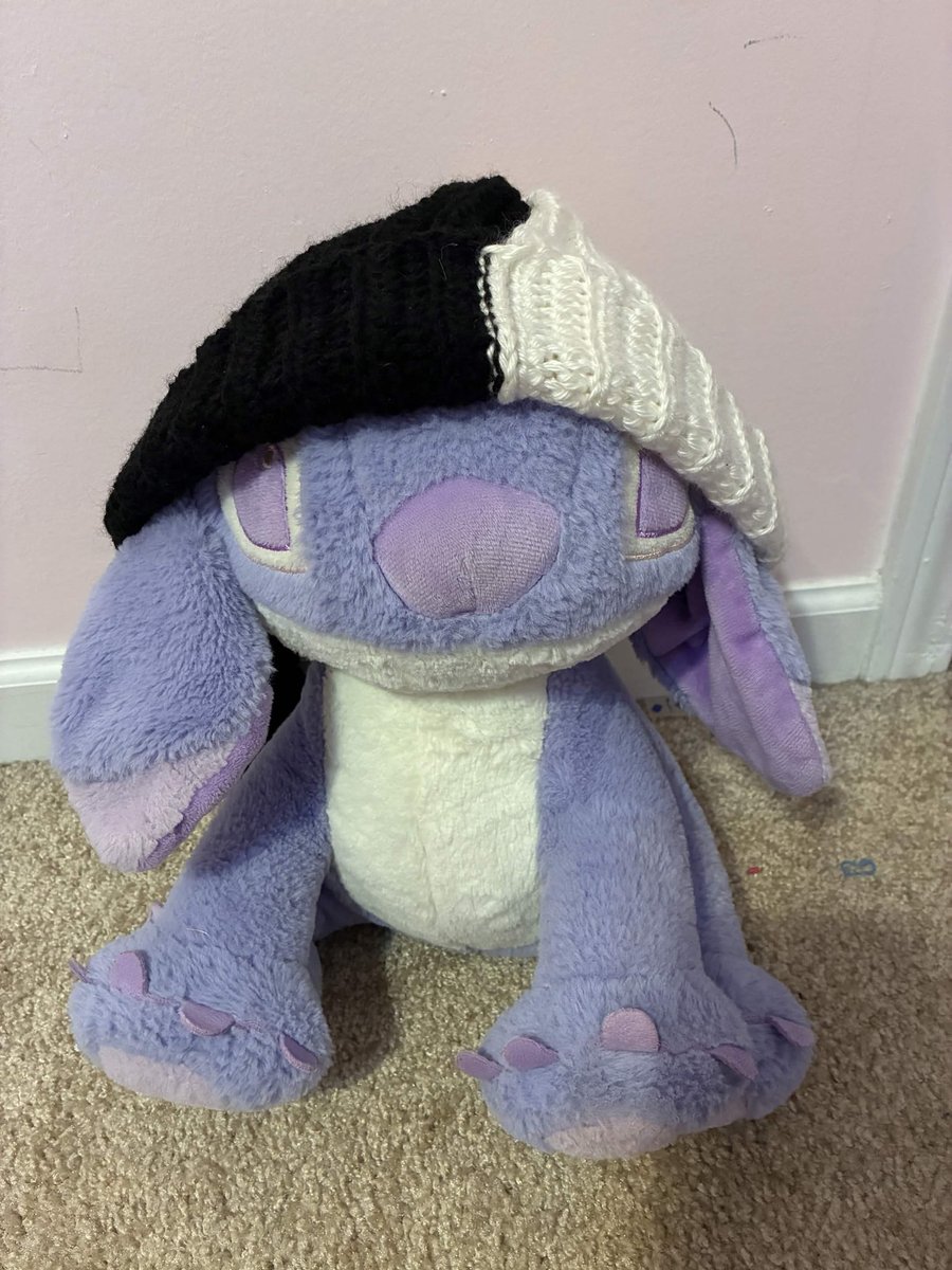 Oyashiirazu's tweet photo. Please read this. TBM intended to gift me a hat that was like his sona but it was made by breeze who was the 15 year old he sexually assaulted. There are multiple connections to all of his victims and there was a pattern we had no idea about. His sona below + hat https://t.co/f8GIzHuev2