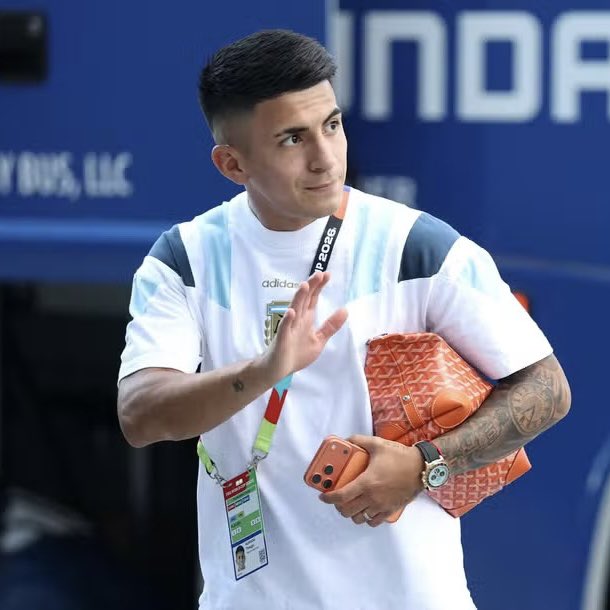 monicaalvesfs's tweet photo. Bastidores sobre Almada e Luiz Henrique: 

Thiago Almada pediu ao Flamengo um salário que faria ele ganhar muito mais que o restante do elenco. Internamente, a diretoria avaliou que isso geraria um desequilíbrio e perderia o grupo todo. O clube não aumentou um real na proposta que já considerava alta. De acordo com o ‘Marca’, Almada fechou com o River Plate.

Enquanto isso, o Flamengo segue interessado em Luiz Henrique e trabalhando pela contratação, não importando se não der para inscrever nas oitavas da Libertadores. Seguindo a mesma linha adotada com Almada, a diretoria não vai ceder à pressão por valores considerados altos, mesmo que queira contar com o atacante o quanto antes. @ColunadoFla