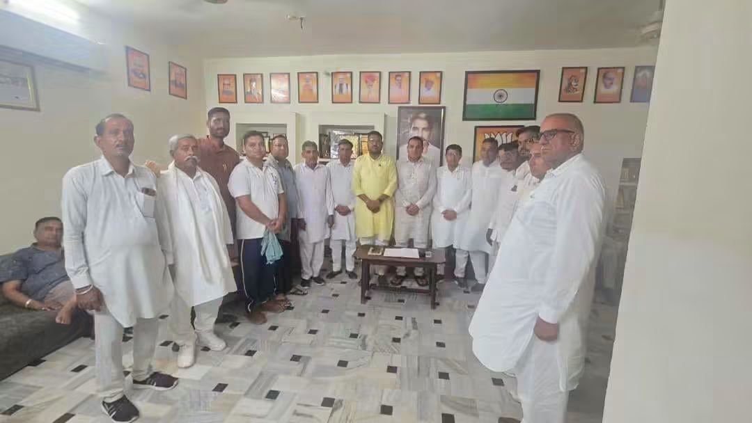 KrishanBhakar's tweet photo. संत शिरोमणि श्री गुरु रविदास महाराज जी की 650वीं जयंती के पावन अवसर पर प्रदेश स्तरीय ‘समरसता संकल्प अभियान’ के अंतर्गत आयोजित होने वाली भव्य कलश यात्रा के विधानसभा क्षेत्र में आगमन से पूर्व तैयारियों को लेकर सूरतगढ़ आवास पर महत्वपूर्ण बैठक आयोजित की गई।
@BJP4Rajasthan @RajCMO https://t.co/jg6cc6RhSa