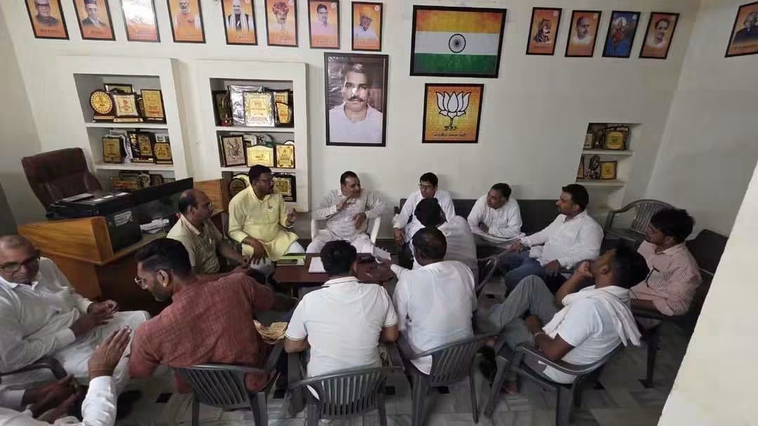 KrishanBhakar's tweet photo. संत शिरोमणि श्री गुरु रविदास महाराज जी की 650वीं जयंती के पावन अवसर पर प्रदेश स्तरीय ‘समरसता संकल्प अभियान’ के अंतर्गत आयोजित होने वाली भव्य कलश यात्रा के विधानसभा क्षेत्र में आगमन से पूर्व तैयारियों को लेकर सूरतगढ़ आवास पर महत्वपूर्ण बैठक आयोजित की गई।
@BJP4Rajasthan @RajCMO https://t.co/jg6cc6RhSa