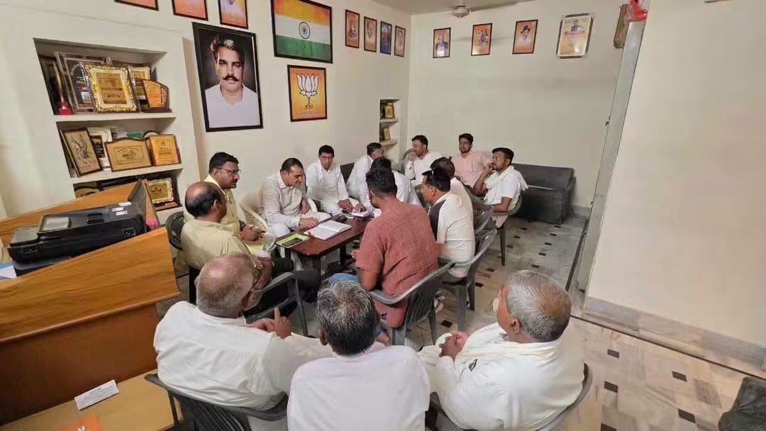 KrishanBhakar's tweet photo. संत शिरोमणि श्री गुरु रविदास महाराज जी की 650वीं जयंती के पावन अवसर पर प्रदेश स्तरीय ‘समरसता संकल्प अभियान’ के अंतर्गत आयोजित होने वाली भव्य कलश यात्रा के विधानसभा क्षेत्र में आगमन से पूर्व तैयारियों को लेकर सूरतगढ़ आवास पर महत्वपूर्ण बैठक आयोजित की गई।
@BJP4Rajasthan @RajCMO https://t.co/jg6cc6RhSa