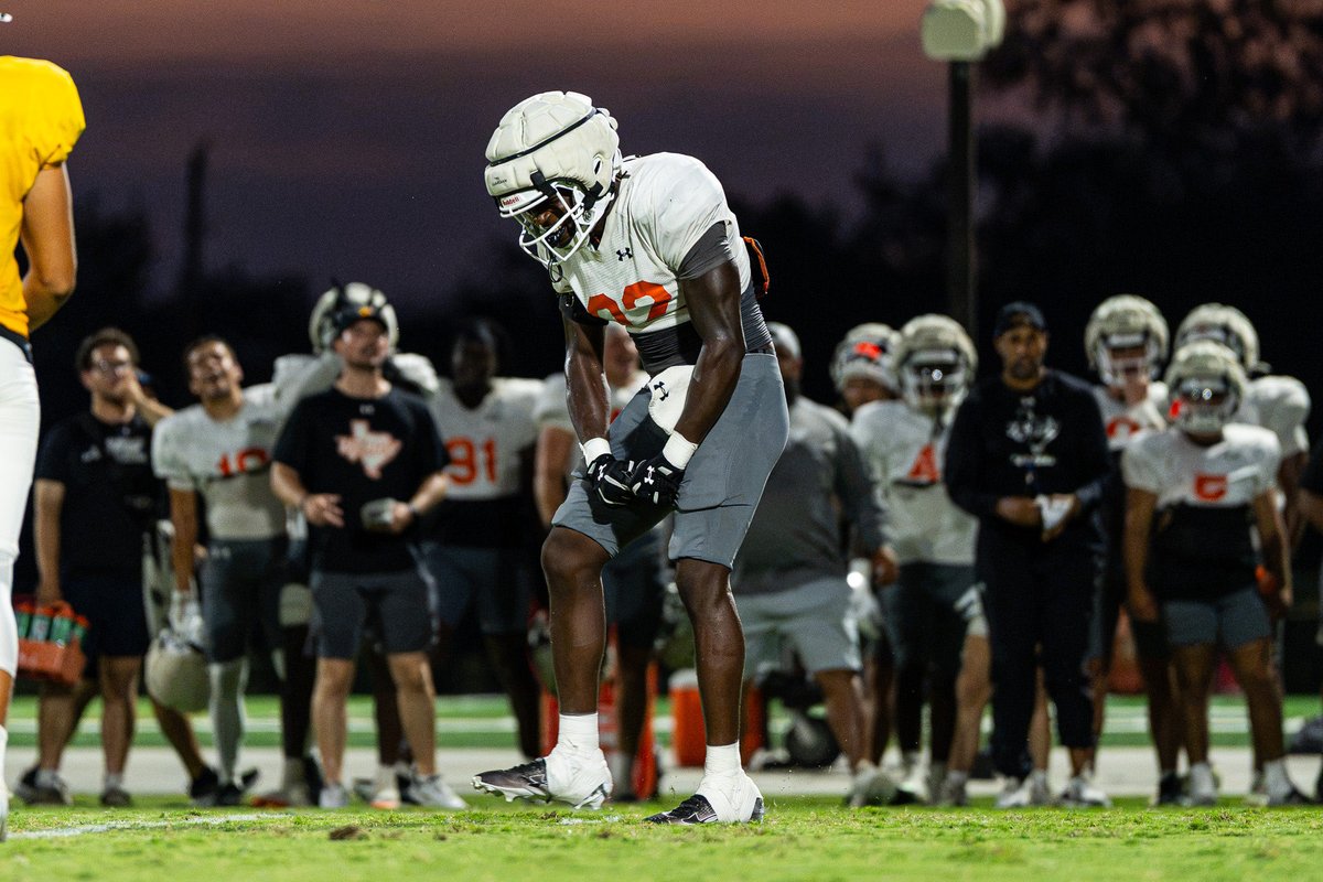 UTRGVFootball's tweet photo. Full pads under the lights. 

#UTRGV #RallyTheValley #WinToday https://t.co/DTLjAfB4c7