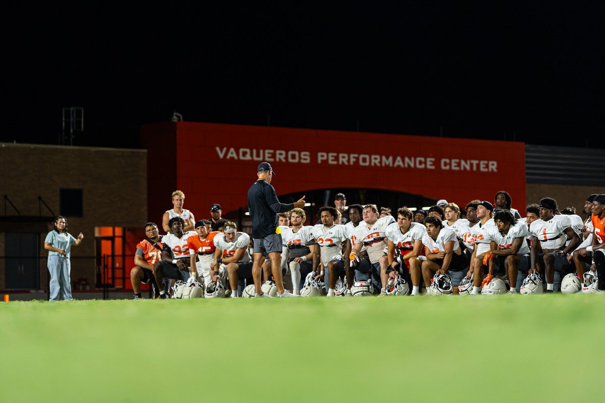 UTRGVFootball's tweet photo. Full pads under the lights. 

#UTRGV #RallyTheValley #WinToday https://t.co/DTLjAfB4c7