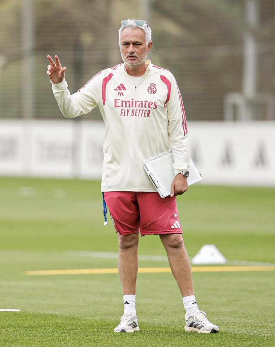 theMadridZone's tweet photo. 🚨 JUST IN: Jose Mourinho has been left to understand that he has solutions for Rodri in the CURRENT squad. @jfelixdiaz https://t.co/B1KtbQip9p