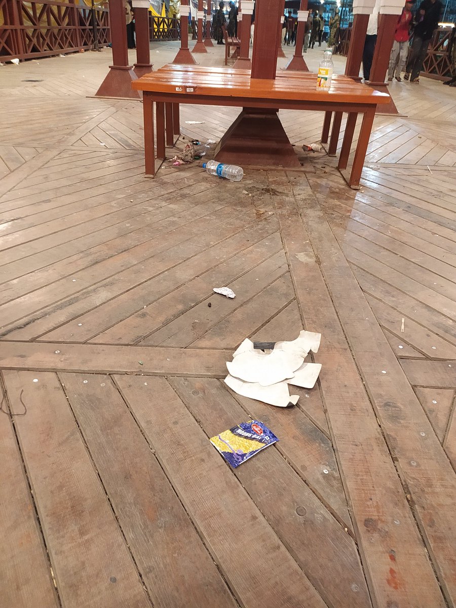 zami_66's tweet photo. Please look into the condition of the seating area on the new Amira Kadal Bridge. It has become heavily polluted with garbage and waste.

Kindly arrange immediate cleaning and ensure regular maintenance to keep this space clean and beautiful.

@SMC_Srinagar @srinagaradmin https://t.co/VcgyOOQZSP