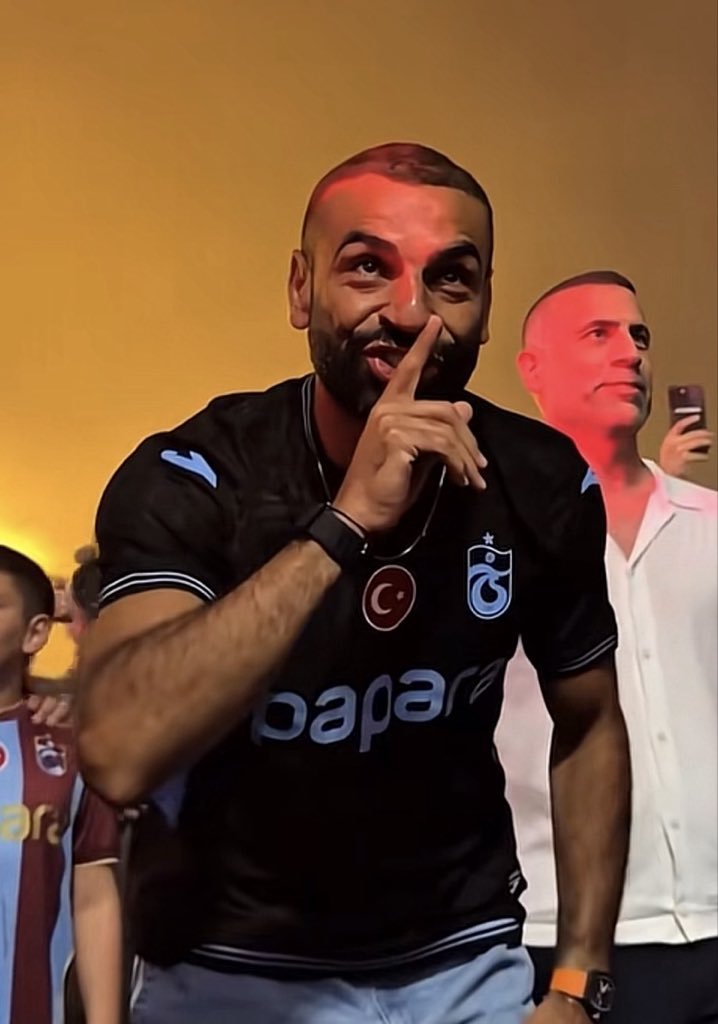 Geoman42369998's tweet photo. @Tr11ki مين رفض صلاح يامنافق من 5سنوات تطلبونه للعب لدورى العواجيز ويرفض ابومكة رغم العروض المالية لانه يعرف ان دوريكم دوري المجاهيل ومن يلعب به يطوي سجله وينسي بالدورى التركي راح يلعب بدوري الابطال الاوربي ولما انضم صلاح لطربوزان ارتفعت قيمة واسهم النادى المالية يكفي استقبال الجماهير له https://t.co/jgGF4jNnLo