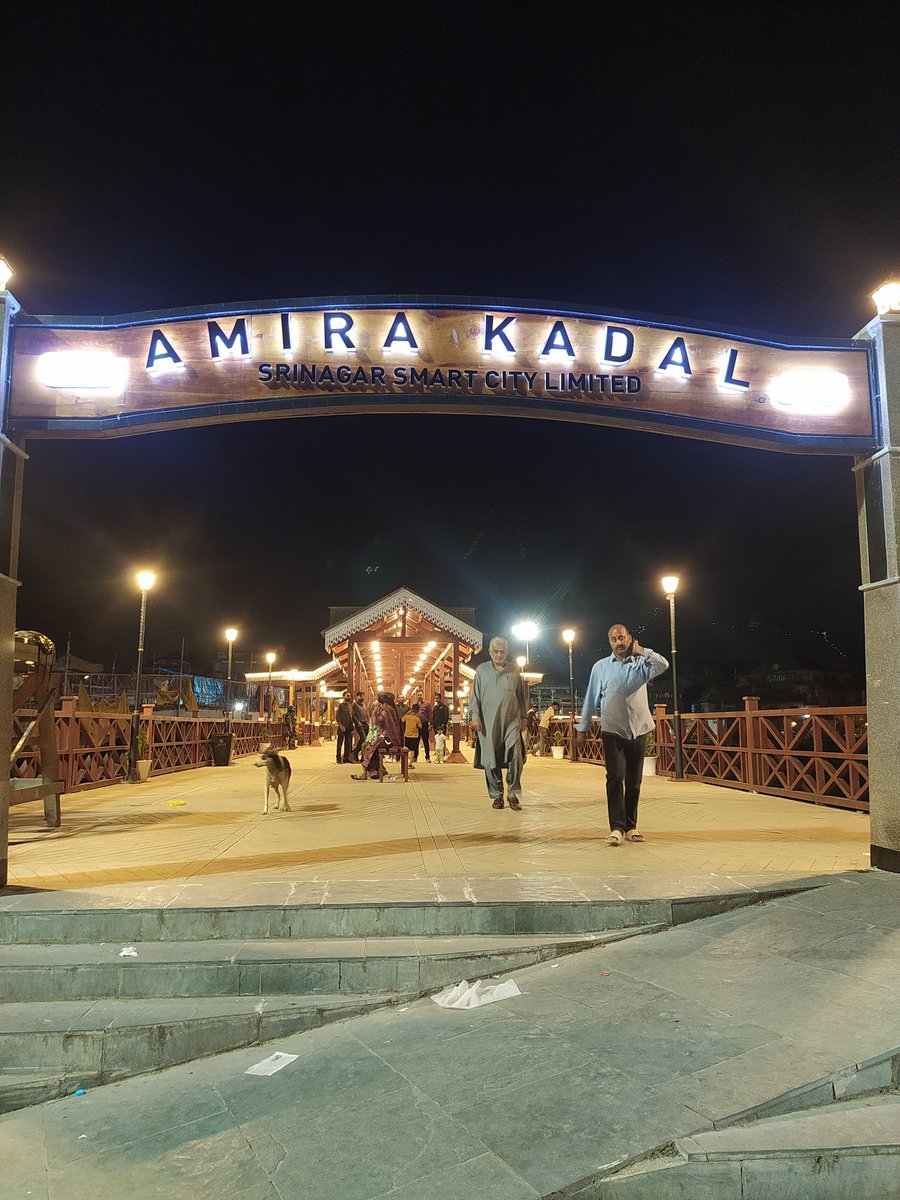 zami_66's tweet photo. Please look into the condition of the seating area on the new Amira Kadal Bridge. It has become heavily polluted with garbage and waste.

Kindly arrange immediate cleaning and ensure regular maintenance to keep this space clean and beautiful.

@SMC_Srinagar @srinagaradmin https://t.co/VcgyOOQZSP