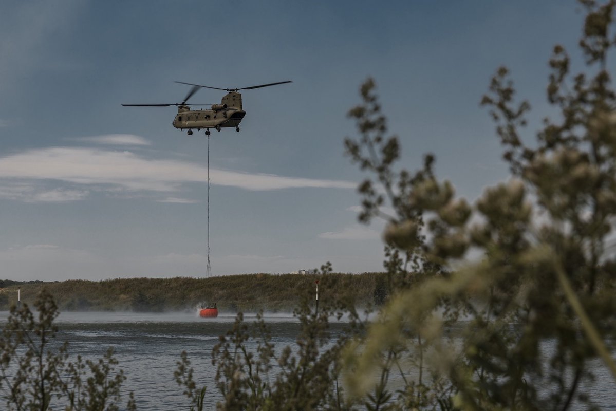 Chinook helikopter ingezet bij duinbrand in Ouddorp