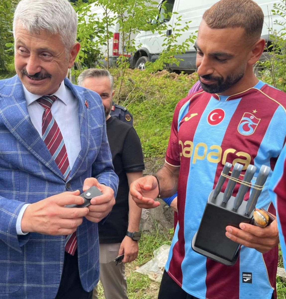 golistaspor's tweet photo. Mohamed Salah'a bıçak seti hediye edildi. https://t.co/lkKnjemxxq