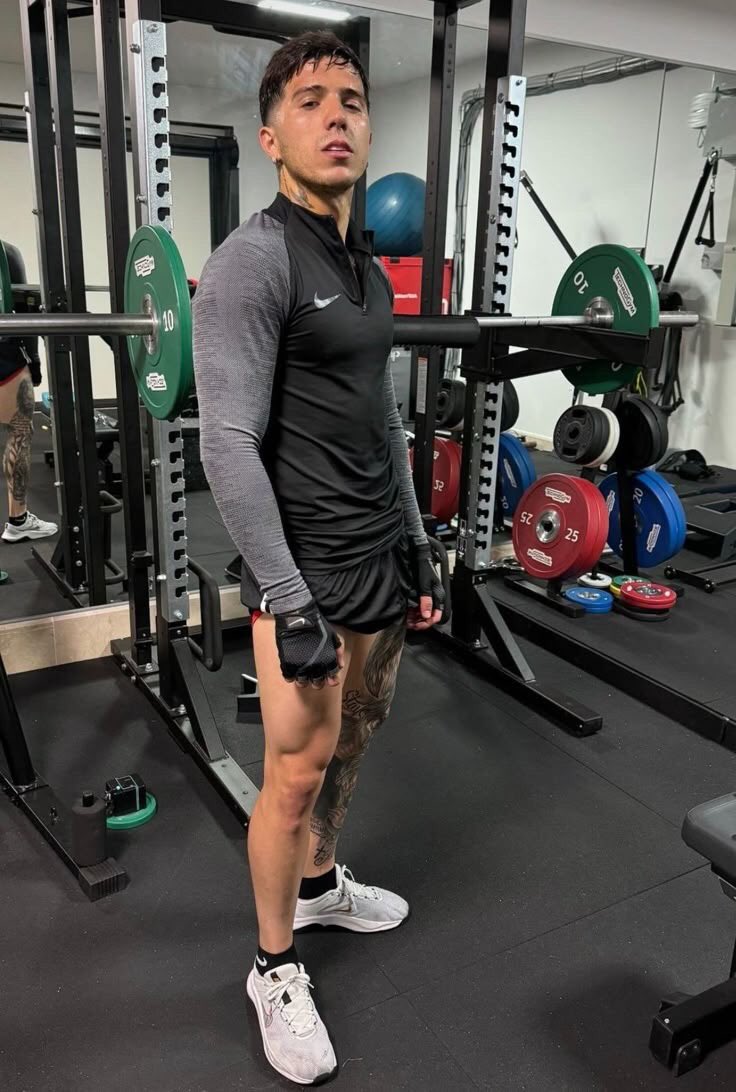 ejf249's tweet photo. la diferencia entre las fotos que suben enzo y julián en el gimnasio KJJ🙏🏻 son tan opuestos complementarios https://t.co/5Hnu54EhAZ