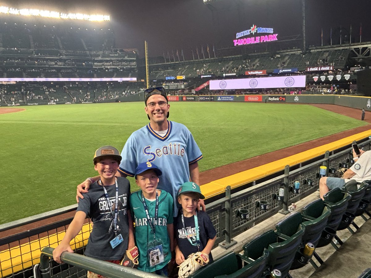 MrKdub's tweet photo. The greatest joy that I have in life is being a FATHER. I’m blessed by the family God has given me. I don’t push sports on em, but it is a pretty cool bonus that they have found a passion for them in their lives.
Shoutout to Mariners for the 4-2 win last night! 💙 #DubFamily https://t.co/3iqRGHBKs1