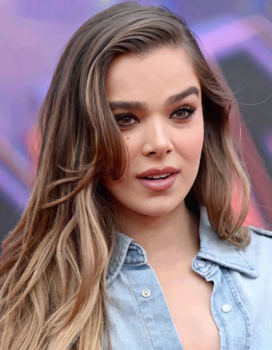 Haileeluvss's tweet photo. Hailee Steinfeld is FLAWLESS 🖤 https://t.co/tiIvJzNKvH