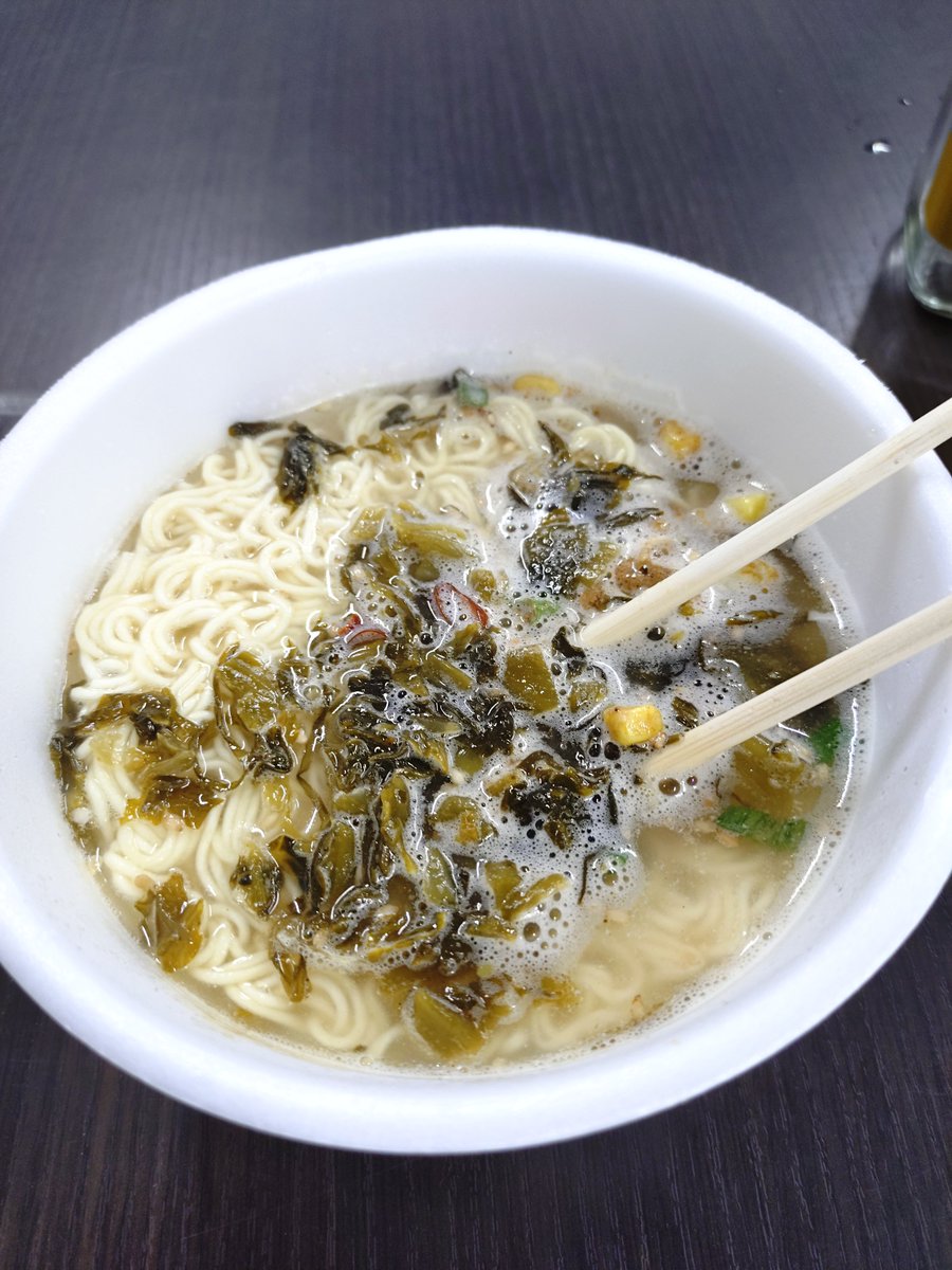 ono_Z__'s tweet photo. 人から貰った残業ラーメンが一番うめぇ。涙出てくる。 https://t.co/a2fuGwzqya