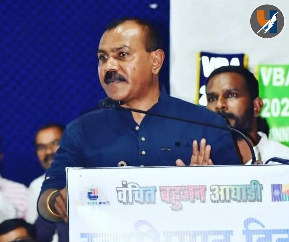 rajpatode101's tweet photo. डॉक्टरांच्या न्याय्य आंदोलनाबाबत सरकारने तातडीने तोडगा काढावा – राजेंद्र पातोडे

मुंबई : राज्य शासनाने प्रस्तावित केलेल्या 'बीएमएस-सीसीएमपी' नोंदणी प्रक्रियेविरोधात इंडियन मेडिकल असोसिएशन, महाराष्ट्र असोसिएशन ऑफ रेसिडेंट डॉक्टर्स, असोसिएशन ऑफ स्टेट मेडिकल इंटर्न्स तसेच विविध तज्ज्ञ डॉक्टर संघटनांनी पुकारलेल्या राज्यव्यापी आंदोलनामुळे सामान्य जनता हवालदिल झाली असून, संपूर्ण आरोग्य यंत्रणा ठप्प होण्याची वाट न पाहता सरकारने तातडीने तोडगा काढावा, अशी मागणी वंचित बहुजन आघाडीचे महाराष्ट्र प्रदेश अध्यक्ष राजेंद्र पातोडे यांनी केली आहे.

राज्य शासनाच्या प्रस्तावानुसार बीएमएस पदवीधारकांना सर्टिफिकेट कोर्स इन मॉडर्न फार्माकॉलॉजी (सीसीएमपी) पूर्ण केल्यानंतर आधुनिक वैद्यक (अॅलोपॅथी) पद्धतीतील काही औषधे लिहिण्याची आणि मर्यादित स्वरूपात उपचार करण्याची नोंदणी देण्याचा प्रस्ताव आहे. या निर्णयाला डॉक्टर संघटनांचा तीव्र विरोध असून, अशा प्रकारे अपुरे प्रशिक्षण असलेल्या व्यक्तींना आधुनिक वैद्यकीय उपचारांचा अधिकार देणे हे रुग्णांच्या जीविताशी खेळण्यासारखे असल्याचे त्यांचे मत आहे.

आधुनिक वैद्यकशास्त्राचे शिक्षण घेण्यासाठी एमबीबीएस डॉक्टरांना साडेपाच वर्षांचे पदवी शिक्षण, त्यानंतर इंटर्नशिप, नोंदणी आणि अनेकदा पदव्युत्तर विशेष प्रशिक्षण घ्यावे लागते. अशा परिस्थितीत अल्पकालीन प्रमाणपत्र अभ्यासक्रमाच्या आधारे आधुनिक वैद्यकीय उपचारांचा अधिकार देणे हे वैद्यकीय शिक्षणाच्या दर्जावर प्रश्नचिन्ह निर्माण करणारे असून, रुग्णांच्या सुरक्षिततेलाही गंभीर धोका निर्माण करू शकते.

ग्रामीण भागात डॉक्टरांची कमतरता असल्यास त्यावर कायमस्वरूपी उपाय म्हणजे सरकारी रुग्णालयांमध्ये रिक्त पदे तातडीने भरणे, प्राथमिक आरोग्य केंद्रे सक्षम करणे, आवश्यक औषधे व आधुनिक वैद्यकीय सुविधा उपलब्ध करून देणे आणि पात्र डॉक्टरांना ग्रामीण सेवेसाठी प्रोत्साहन देणे हा आहे. वैद्यकीय शिक्षणातील मूलभूत निकष शिथिल करून किंवा समांतर व्यवस्था निर्माण करून हा प्रश्न सुटणार नाही.

वंचित बहुजन आघाडीचे मत स्पष्ट आहे की, प्रत्येक नागरिकाला सुरक्षित, गुणवत्तापूर्ण आणि वैज्ञानिक पुराव्यावर आधारित आरोग्यसेवा मिळणे हा त्याचा मूलभूत अधिकार आहे. शासनाने डॉक्टर संघटनांशी तातडीने चर्चा करून त्यांच्या आक्षेपांचा गांभीर्याने विचार करावा आणि रुग्णहिताला बाधा पोहोचेल असा कोणताही निर्णय घेऊ नये.

आज राज्यभरातील डॉक्टरांनी अत्यंत संयमाने आंदोलन करत आपली भूमिका मांडली आहे. शासनाने वेळेत सकारात्मक निर्णय घेतला नाही, तर परिस्थिती अधिक गंभीर होण्याची शक्यता आहे. त्यामुळे मुख्यमंत्री आणि आरोग्यमंत्री यांनी तातडीने हस्तक्षेप करून हा वाद तत्काळ सोडवावा, अशी मागणी वंचित बहुजन आघाडीच्यावतीने करण्यात येत आहे.

#RajendraPatode
#VanchitBahujanAghadi
#DoctorsProtest #DoctorsStrike #Maharashtra #Healthcare #PatientSafety #MedicalEducation #BMS #CCMP
#ModernMedicine