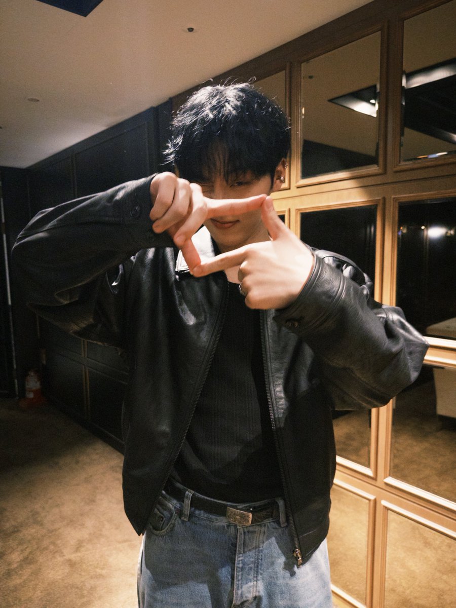 cosmicshse's tweet photo. its been years but im still GAGGED like how did they even allow this to happen https://t.co/0YauQU0Q6W