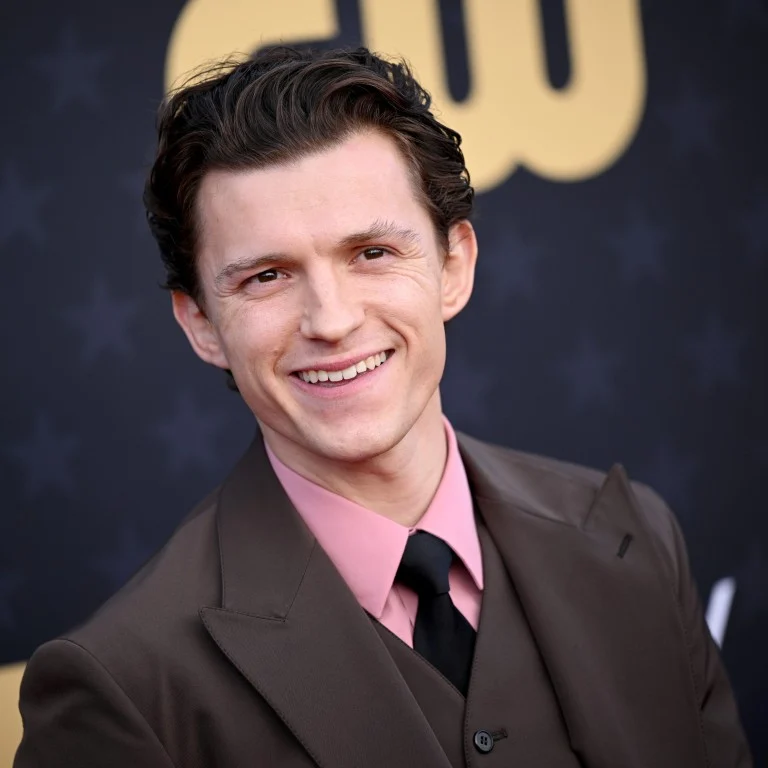 valuetainment's tweet photo. NEW: Tom Holland revealed his workout for Spider-Man Brand New Day:

5 pullups, 10 pushups, and 15 air squats repeated continuously for 20 minutes. https://t.co/AaxbkD3aL3