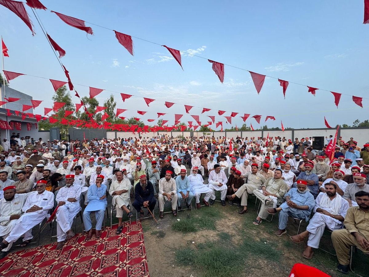 AbdulAzizANP's tweet photo. گھڑی کپورہ تحصیل کونسل کے تاریخی اجلاس نے ایک بڑے عوامی جلسے کی شکل اختیار کر لی۔
عوام کی بڑی تعداد نے بھرپور شرکت کرکے عوامی نیشنل پارٹی پر اپنے اعتماد کا اظہار کیا۔

حیدر حان ہوتی اور عبد العزیز خان کا حصوصی شرکت https://t.co/AMNh0W5MK0