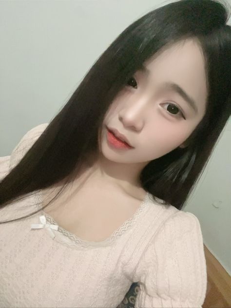 yunus119's tweet photo. Soft lighting, minimal makeup, and a warm smilecapturing a calm, cozy selfie moment
tqN https://t.co/lsxHBq0wLe
