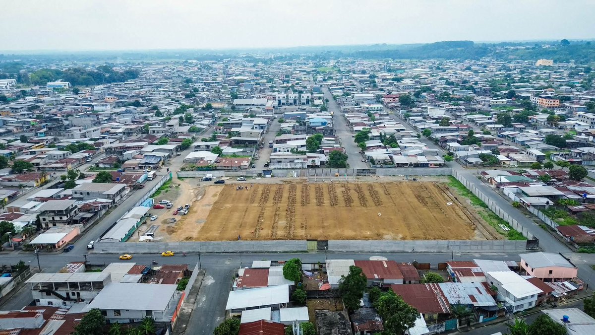 jteransalcedo's tweet photo. 📍Quevedo.
La transformación del estadio Óscar Llerena Olvera avanza conforme a lo planificado y seguimos verificando, en el sitio, el desarrollo de cada etapa del proyecto. 

Analizamos con el equipo técnico, contratistas y fiscalizadores los avances alcanzados y varios aspectos constructivos que definirán la calidad de esta infraestructura deportiva.

Nuestro objetivo es entregar a San Camilo, Quevedo y a la provincia, un escenario con estándares adecuados para la práctica del fútbol.