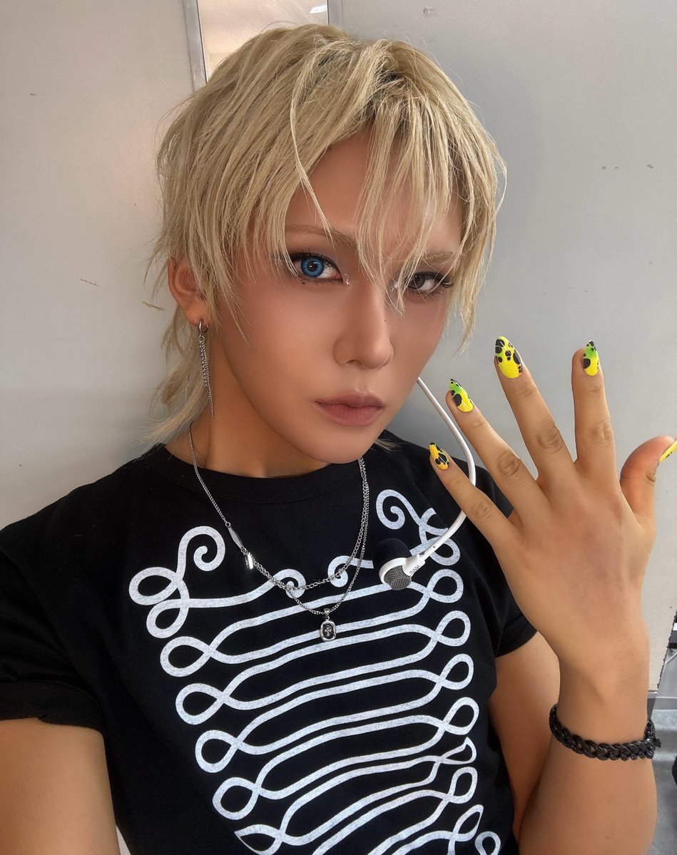 xlovarchive's tweet photo. 🐒 hyun on 🫧 (060826) 00h52

today was tough in its own way too, right?
you worked hard. i also just finished everything and i'm on my way home ~~~~~
*photos*
all i can give you is~ my nails~
here, i collected a bunch of nail-flaunting photos
aillobyu! ("i love you" but in hangul)