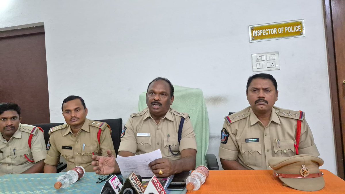 Palnadu_Police's tweet photo. లేదా కార్యకలాపాలు కనిపిస్తే వెంటనే సమీప పోలీస్ స్టేషన్కు సమాచారం అందించండి
#PalnaduPolice #PidugurallaPolice #VehicleTheft #CrimeDetection #RecoveredVehicles #AndhraPradeshPolice #PublicSafety #PoliceAtWork #StayAlert https://t.co/6gIDZzNJyD