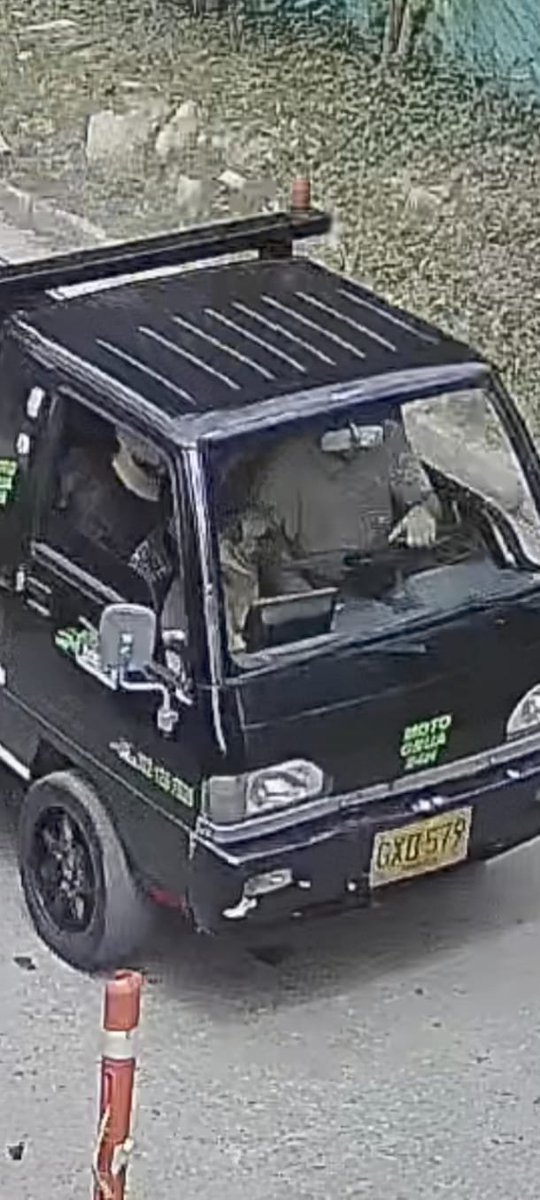 DenunciasAntio2's tweet photo. 🚨 rechazo total a estas situaciones con nuestros peludos en #Medellín 

Ayer 05 de Agosto a eso de las 2 : 30 pm el conductor de este vehículo de la empresa BIKER MOTOGRUAS abandonaron un perrito 🐕 en la vereda jardin de Altavista.
Placas GXO 579

Solicitamos a las autoridades localizar este conductor y vehículo y aplicar la ley 1774 de 2016, esto es un delito.

#DenunciasAntioquia