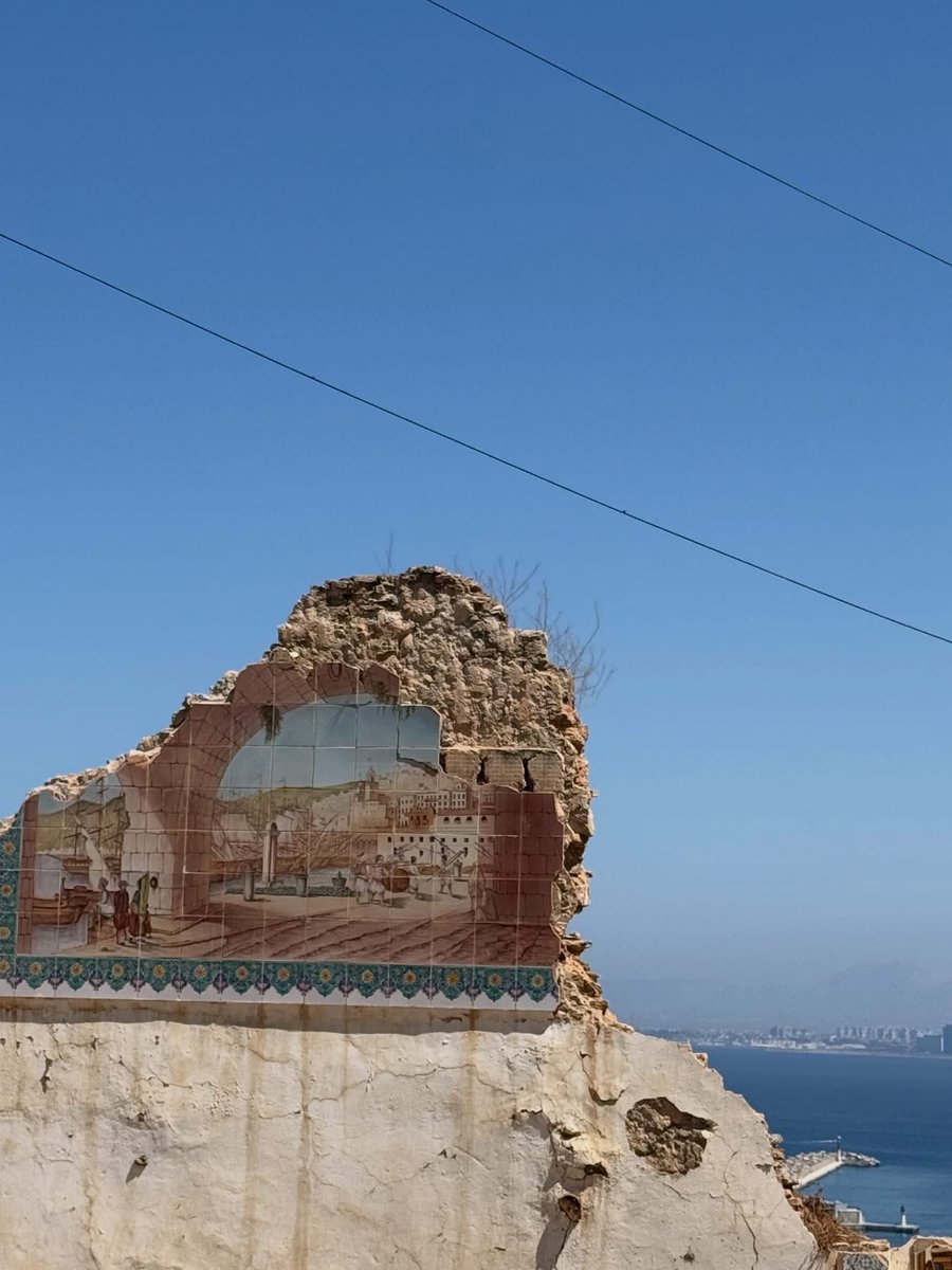 fucklafaf's tweet photo. Combien de pierres devront encore tomber avant que l’on comprenne que ce n’est pas seulement la Casbah qui s’effondre mais une part de notre histoire, de notre mémoire, de notre identité et de notre civilisation ? https://t.co/oBrge550cY