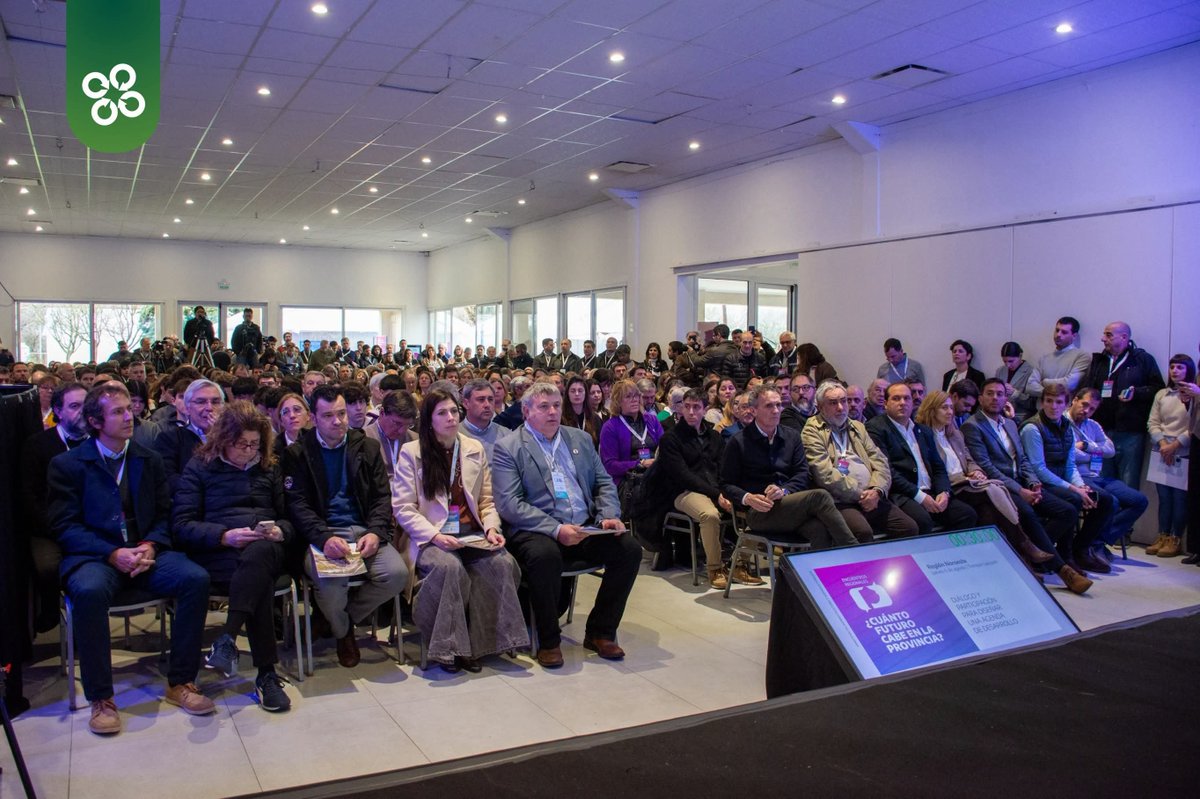 FranRecoulat's tweet photo. Hoy recibimos en #TrenqueLauquen al ministro @gkatopodis con todo su equipo @NestorFAlvarez, a intendentes de 15 distritos del noroeste bonaerense para participar del Encuentro Regional del Plan Estratégico de Infraestructura de la Provincia. https://t.co/ayGSXHnuzy