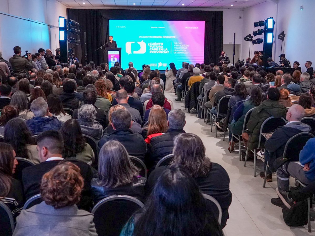 FranRecoulat's tweet photo. Hoy recibimos en #TrenqueLauquen al ministro @gkatopodis con todo su equipo @NestorFAlvarez, a intendentes de 15 distritos del noroeste bonaerense para participar del Encuentro Regional del Plan Estratégico de Infraestructura de la Provincia. https://t.co/ayGSXHnuzy