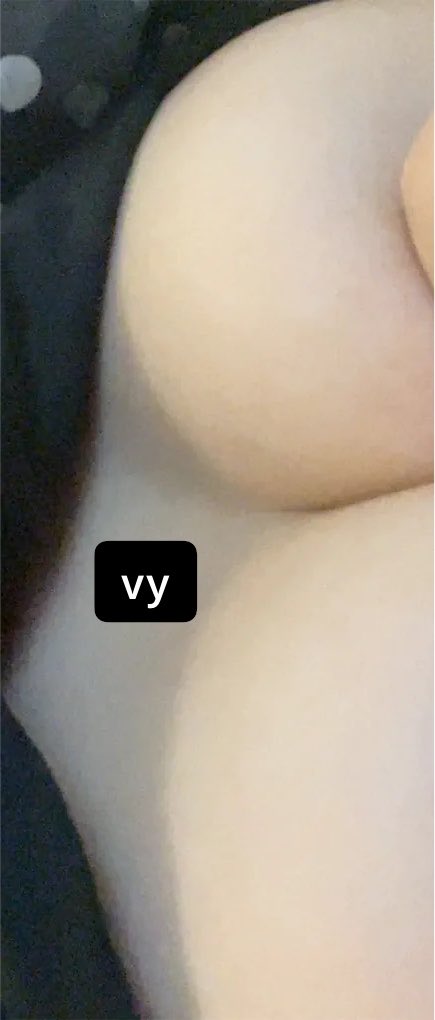 vyvyiuiu's tweet photo. Muốn anh cởi hết đồ em ra giữa phòng, bắt em quỳ ra bú cu, rồi sau đó úp mặt em xuống, đút thẳng vào lồn.
Em muốn nghe tiếng “bạch bạch��� khi anh đụ mạnh, muốn bị anh nắm tóc kéo lại địt thật mạnh bạo 😘 https://t.co/syDZCvma3z
