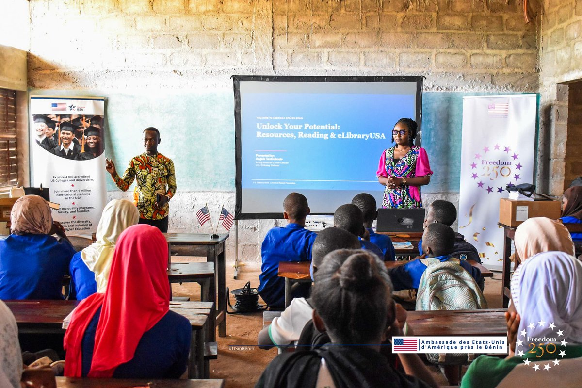 USEmbassyBenin's tweet photo. Nous étions récemment au Collège Privé d'Enseignement Général (CPEG) Le Lauréat à Parakou, pour échanger avec les élèves et les enseignants. Les discussions ont porté sur les possibilités d'études à distance offertes par des établissements américains, ainsi que sur l'importance de la maîtrise de l'anglais pour accéder aux programmes d'échange financés par le gouvernement des États-Unis. 

Les participants ont également assisté à un échange avec les anciens boursiers du Mandela Washington Fellowship, qui ont partagé leurs parcours et expliqué comment cette expérience a contribué à leur développement personnel et professionnel. Leurs témoignages ont illustré les opportunités offertes par les programmes d'échange et montré qu'avec de la préparation et de la persévérance, ces programmes sont accessibles à tous. 

Les personnes intéressées à renforcer leur anglais ou à en apprendre davantage sur les opportunités d'études et d'échanges peuvent se rapprocher des Espaces Américains, qui proposent des ressources et un accompagnement adapté. 

#USinBenin #AmericanSpaces #EducationUSA
