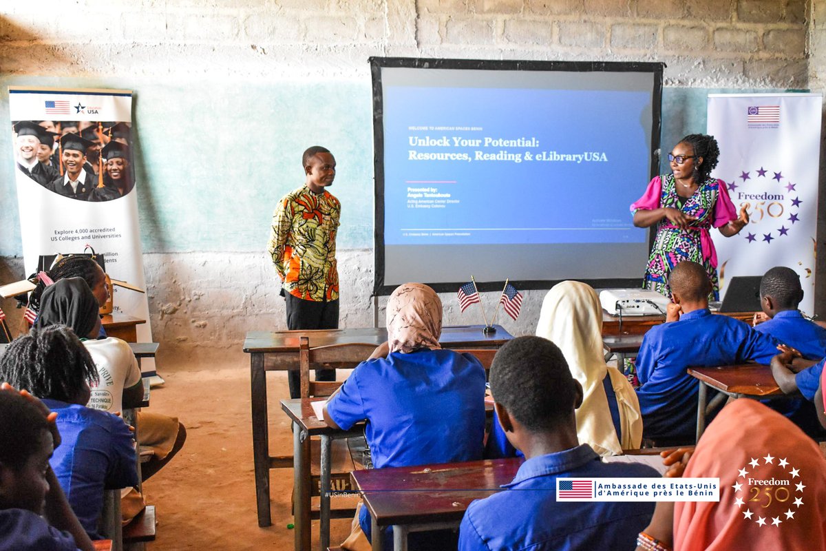 USEmbassyBenin's tweet photo. Nous étions récemment au Collège Privé d'Enseignement Général (CPEG) Le Lauréat à Parakou, pour échanger avec les élèves et les enseignants. Les discussions ont porté sur les possibilités d'études à distance offertes par des établissements américains, ainsi que sur l'importance de la maîtrise de l'anglais pour accéder aux programmes d'échange financés par le gouvernement des États-Unis. 

Les participants ont également assisté à un échange avec les anciens boursiers du Mandela Washington Fellowship, qui ont partagé leurs parcours et expliqué comment cette expérience a contribué à leur développement personnel et professionnel. Leurs témoignages ont illustré les opportunités offertes par les programmes d'échange et montré qu'avec de la préparation et de la persévérance, ces programmes sont accessibles à tous. 

Les personnes intéressées à renforcer leur anglais ou à en apprendre davantage sur les opportunités d'études et d'échanges peuvent se rapprocher des Espaces Américains, qui proposent des ressources et un accompagnement adapté. 

#USinBenin #AmericanSpaces #EducationUSA