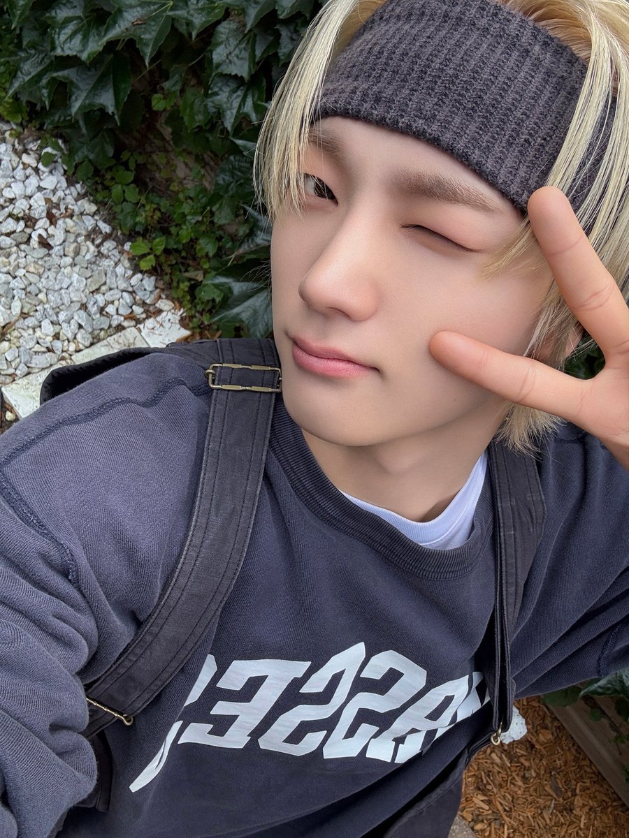 luvs2ho's tweet photo. 성호 윙크할 때 눈꼬리 접히는 거 진짜 예쁜 거 아시는 분… 눈매 선이 너무 예쁘게 빠져서 그 특유의 고양이상이 더 살아남… 그래서 더 귀여워… 고양이상 아이라이너 필요 없음 https://t.co/gUSVnn8hkJ