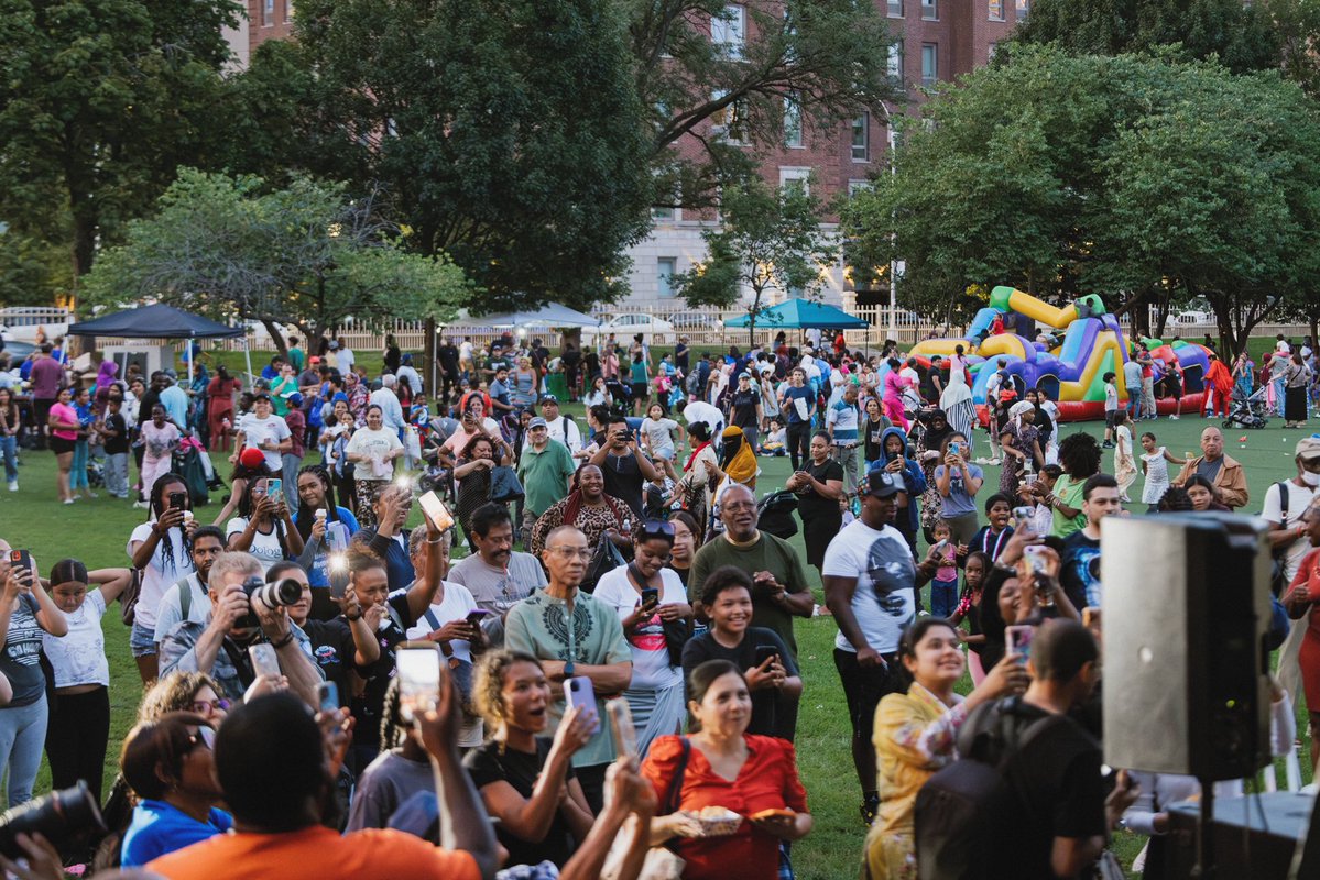 NYCMayor's tweet photo. Five boroughs. Four hours. Thousands of New Yorkers celebrating National Night Out. 

To Precincts 23, 44, 79, 103, 120, 121, 122, and 123: Thank you for welcoming me to your block parties, barbecues, street fairs, boardwalk games, and dance floors.

And to the members of the NYPD: Thank you for the work you do every day to keep New Yorkers safe. 

This year, New York City has seen the fewest shootings and murders in recorded history.

The safest city is one where trust between communities and police grows stronger every day. That's the work we'll keep doing, together.