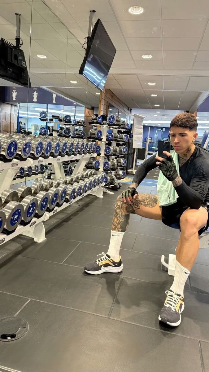 ejf249's tweet photo. la diferencia entre las fotos que suben enzo y julián en el gimnasio KJJ🙏🏻 son tan opuestos complementarios https://t.co/5Hnu54EhAZ