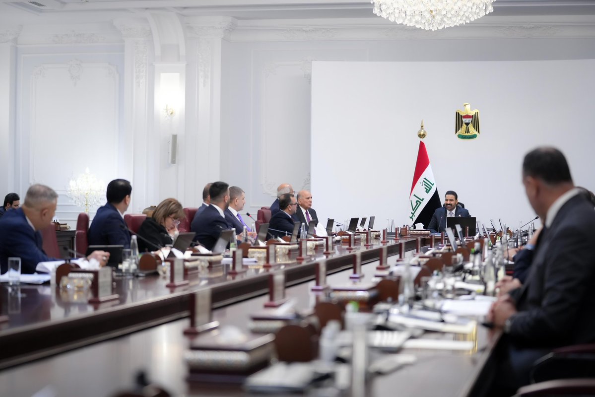 IraqiPMO's tweet photo. ترأس رئيس مجلس الوزراء السيد علي فالح الزيدي، اليوم الخميس، الجلسة الاعتيادية الثالثة عشرة لمجلس الوزراء، جرى فيها بحث تطورات الأوضاع في البلاد، واستعراض الموضوعات المدرجة على جدول الأعمال واتخاذ التوجيهات والقرارات اللازمة بشأنها.

ففي مجال الإصلاح الاداري وتعزيز العمل الرقابي، صوت المجلس بالموافقة على إلغاء الأمر الديواني (54 لسنة 2026) وإنهاء عمل اللجنة المؤلفة بموجبه، وإحالة اختصاص التدقيق المسبق للعقود الحكومية إلى ديوان الرقابة المالية الاتحادي، بوصفه الجهة المختصة، وأن يتولى الديوان ممارسة التدقيق المسبق من خلال هيئاته الرقابية العاملة في الوزارات والجهات غير المرتبطة بوزارة والمحافظات، على وفق ضوابط تحقق وحدة المرجعية وسرعة الإنجاز. 
كما تقرر اعتماد "دليل التدقيق المسبق للعقود الحكومية"، واعتماد التنسيق المبكر بين جهات التعاقد والهيئات الرقابية، ابتداءً من مرحلة إعداد وثائق العقد ومراحل العملية التعاقدية، لضمان معالجة الملحوظات قبل استكمال إجراءات الإحالة، وأن يتولى ديوان الرقابة المالية الاتحادي تصنيف العقود بحسب طبيعتها وقيمتها ودرجة استعجالها ومخاطرها، وتحديد مدد ملزمة لإنجاز التدقيق المسبق لكل فئة. 

كما تقرر أن يكون التدقيق بالنسبة للعقود الاستراتيجية والعاجلة، وللعقود التي تزيد مبالغها على مليار دينار، خلال مدة لا تزيد عن 10 ايام عمل، مع استمرار الديوان بممارسة اختصاصه في التدقيق اللاحق على وفق التشريعات النافذة، وتولّي الهيئات الرقابية في الجهات المعنية استكمال تدقيق العقود المعروضة حاليًا على لجنة الأمر الديواني من المرحلة التي وصلت إليها، منعًا لتعطيل التعاقدات والمشروعات الحكومية.

وفي السياق ذاته، أقر المجلس التقرير السنوي الثامن لمجلـس مكافحة غسل الأموال وتمويـل الإرهـاب لعـام 2025، مع الأخذ بعين الاهتمام استمرار المكتب بأخذ الإجراءات اللازمة لمكافحة غسل الأموال وتمويل الإرهاب بالتنسيق مع الجهات الرقابية ذات العلاقة.

وفي قطاع إنتاج الطاقة الكهربائية، أقر مجلس الوزراء التوصية الخاصة بإعلان تنفيذ عقدي التشغيل والصيانة لمحطتي (الرميلة، وشط العرب)/ الدورة البسيطة باستخدام أسلوب المناقصة العامة للشركات كافة، لضمان الحيادية والشفافية والمنافسة العادلة بين الشركات المتقدمة.

كما جرى إقرار التوصية الخاصة بتعديل قراري مجلس الوزراء (264 و278 لسنة 2026) والتي تتضمن اضافة عبارة تجهيز وزارة النفط كميات الوقود لعقد تجهيز الطاقة الكهربائية للمنطقة الشمالية، بدءًا من تاريخ سريان العقد في 26 ايار 2026.

كذلك فقد أقر المجلس استثناء مشروعات وزارة الكهرباء الموقعة على وفق قرار مجلس الوزراء (286 لسنة 2026) من توجيه السيد رئيس مجلس الوزراء، مع الالتزام بالكلف التخمينية والاسترشادية التي أعدتها الوزارة، على أن يكون سريان هذا الاستثناء بدءًا من تأريخ إصدار القرار المذكور أعلاه، إلى 15 أيلول 2026.

ووافق مجلس الوزراء على استثناء سعر منتوج زيت الوقود الثقيل المنتج في مصفى كربلاء من السعر المحدد بموجب قرار المجلس (68 لسنة 2026)، واستمرار اعتماد السعر السابق البالغ (150) دينار/ لتر ولمدة شهرين، بدءًا من 1 تموز 2026  ولغاية 31 آب 2026، وبواقع (7750) متر مكعب/يوم، إضافة إلى زيت الغاز بواقع (6000) متر مكعب/ يوم.

وبهدف سد حاجة محطات توليد الكهرباء من المنتجات النفطية، صوت المجلس على استثناء عقود استيراد وتصدير هذه المنتجات من إجراءات تدقيق ديوان الرقابة المالية الاتحادي وتصريف الفائض من المنتجات، على أن يتم التنفيذ من تاريخ صدور القرار إلى حين انتهاء الظروف الخاصة بالملاحة البحرية في منطقة الخليج، واستئناف دخول وخروج الناقلات خلال مضيق هرمز، بما يدعم انسيابية تحميل المنتجات النفطية في الموانئ العراقية ومنصات التحميل والخزانات العائمة ضمن المياه الإقليمية.

وصوت المجلس على اعتماد مشروعات القوانين المرسلة إلى مجلس النواب، والتي تمثل أولوية واسبقية في التشريع بحسب رؤية الحكومة، وفقًا لحاجة مؤسسات الدولة المختلفة والمنهاج الوزاري.