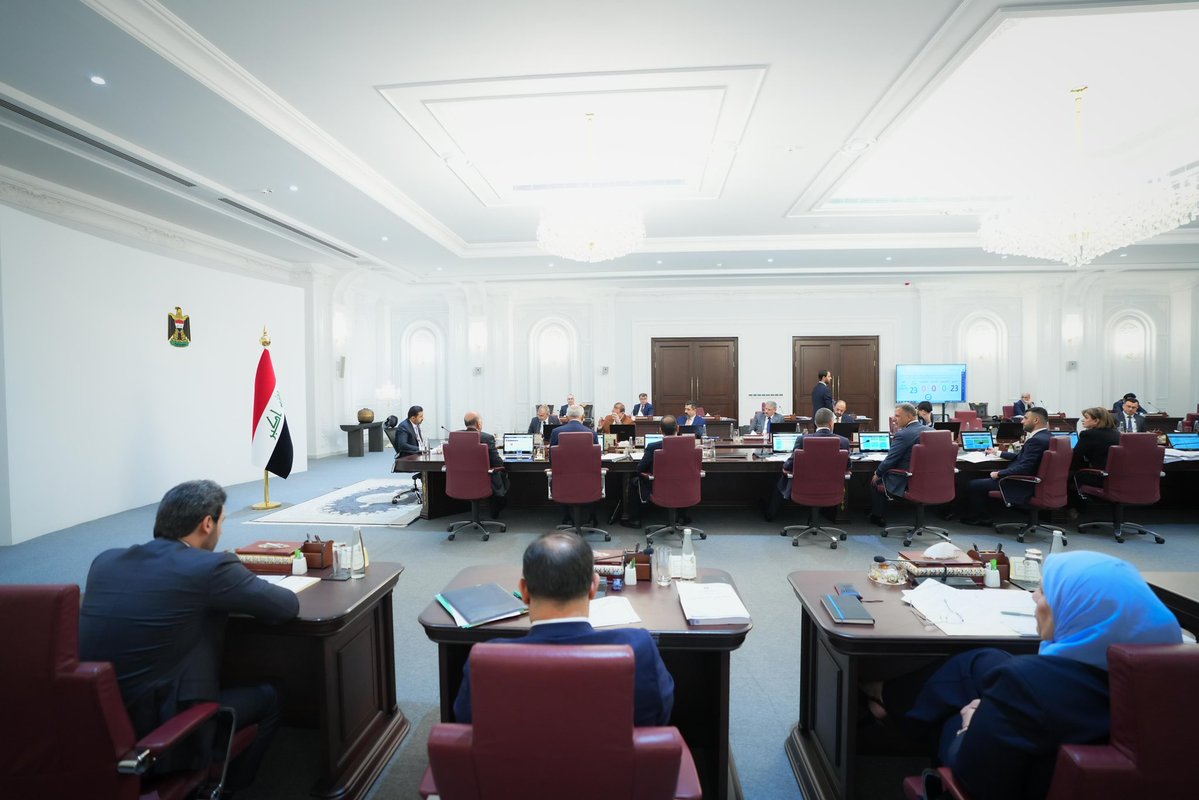 IraqiPMO's tweet photo. ترأس رئيس مجلس الوزراء السيد علي فالح الزيدي، اليوم الخميس، الجلسة الاعتيادية الثالثة عشرة لمجلس الوزراء، جرى فيها بحث تطورات الأوضاع في البلاد، واستعراض الموضوعات المدرجة على جدول الأعمال واتخاذ التوجيهات والقرارات اللازمة بشأنها.

ففي مجال الإصلاح الاداري وتعزيز العمل الرقابي، صوت المجلس بالموافقة على إلغاء الأمر الديواني (54 لسنة 2026) وإنهاء عمل اللجنة المؤلفة بموجبه، وإحالة اختصاص التدقيق المسبق للعقود الحكومية إلى ديوان الرقابة المالية الاتحادي، بوصفه الجهة المختصة، وأن يتولى الديوان ممارسة التدقيق المسبق من خلال هيئاته الرقابية العاملة في الوزارات والجهات غير المرتبطة بوزارة والمحافظات، على وفق ضوابط تحقق وحدة المرجعية وسرعة الإنجاز. 
كما تقرر اعتماد "دليل التدقيق المسبق للعقود الحكومية"، واعتماد التنسيق المبكر بين جهات التعاقد والهيئات الرقابية، ابتداءً من مرحلة إعداد وثائق العقد ومراحل العملية التعاقدية، لضمان معالجة الملحوظات قبل استكمال إجراءات الإحالة، وأن يتولى ديوان الرقابة المالية الاتحادي تصنيف العقود بحسب طبيعتها وقيمتها ودرجة استعجالها ومخاطرها، وتحديد مدد ملزمة لإنجاز التدقيق المسبق لكل فئة. 

كما تقرر أن يكون التدقيق بالنسبة للعقود الاستراتيجية والعاجلة، وللعقود التي تزيد مبالغها على مليار دينار، خلال مدة لا تزيد عن 10 ايام عمل، مع استمرار الديوان بممارسة اختصاصه في التدقيق اللاحق على وفق التشريعات النافذة، وتولّي الهيئات الرقابية في الجهات المعنية استكمال تدقيق العقود المعروضة حاليًا على لجنة الأمر الديواني من المرحلة التي وصلت إليها، منعًا لتعطيل التعاقدات والمشروعات الحكومية.

وفي السياق ذاته، أقر المجلس التقرير السنوي الثامن لمجلـس مكافحة غسل الأموال وتمويـل الإرهـاب لعـام 2025، مع الأخذ بعين الاهتمام استمرار المكتب بأخذ الإجراءات اللازمة لمكافحة غسل الأموال وتمويل الإرهاب بالتنسيق مع الجهات الرقابية ذات العلاقة.

وفي قطاع إنتاج الطاقة الكهربائية، أقر مجلس الوزراء التوصية الخاصة بإعلان تنفيذ عقدي التشغيل والصيانة لمحطتي (الرميلة، وشط العرب)/ الدورة البسيطة باستخدام أسلوب المناقصة العامة للشركات كافة، لضمان الحيادية والشفافية والمنافسة العادلة بين الشركات المتقدمة.

كما جرى إقرار التوصية الخاصة بتعديل قراري مجلس الوزراء (264 و278 لسنة 2026) والتي تتضمن اضافة عبارة تجهيز وزارة النفط كميات الوقود لعقد تجهيز الطاقة الكهربائية للمنطقة الشمالية، بدءًا من تاريخ سريان العقد في 26 ايار 2026.

كذلك فقد أقر المجلس استثناء مشروعات وزارة الكهرباء الموقعة على وفق قرار مجلس الوزراء (286 لسنة 2026) من توجيه السيد رئيس مجلس الوزراء، مع الالتزام بالكلف التخمينية والاسترشادية التي أعدتها الوزارة، على أن يكون سريان هذا الاستثناء بدءًا من تأريخ إصدار القرار المذكور أعلاه، إلى 15 أيلول 2026.

ووافق مجلس الوزراء على استثناء سعر منتوج زيت الوقود الثقيل المنتج في مصفى كربلاء من السعر المحدد بموجب قرار المجلس (68 لسنة 2026)، واستمرار اعتماد السعر السابق البالغ (150) دينار/ لتر ولمدة شهرين، بدءًا من 1 تموز 2026  ولغاية 31 آب 2026، وبواقع (7750) متر مكعب/يوم، إضافة إلى زيت الغاز بواقع (6000) متر مكعب/ يوم.

وبهدف سد حاجة محطات توليد الكهرباء من المنتجات النفطية، صوت المجلس على استثناء عقود استيراد وتصدير هذه المنتجات من إجراءات تدقيق ديوان الرقابة المالية الاتحادي وتصريف الفائض من المنتجات، على أن يتم التنفيذ من تاريخ صدور القرار إلى حين انتهاء الظروف الخاصة بالملاحة البحرية في منطقة الخليج، واستئناف دخول وخروج الناقلات خلال مضيق هرمز، بما يدعم انسيابية تحميل المنتجات النفطية في الموانئ العراقية ومنصات التحميل والخزانات العائمة ضمن المياه الإقليمية.

وصوت المجلس على اعتماد مشروعات القوانين المرسلة إلى مجلس النواب، والتي تمثل أولوية واسبقية في التشريع بحسب رؤية الحكومة، وفقًا لحاجة مؤسسات الدولة المختلفة والمنهاج الوزاري.