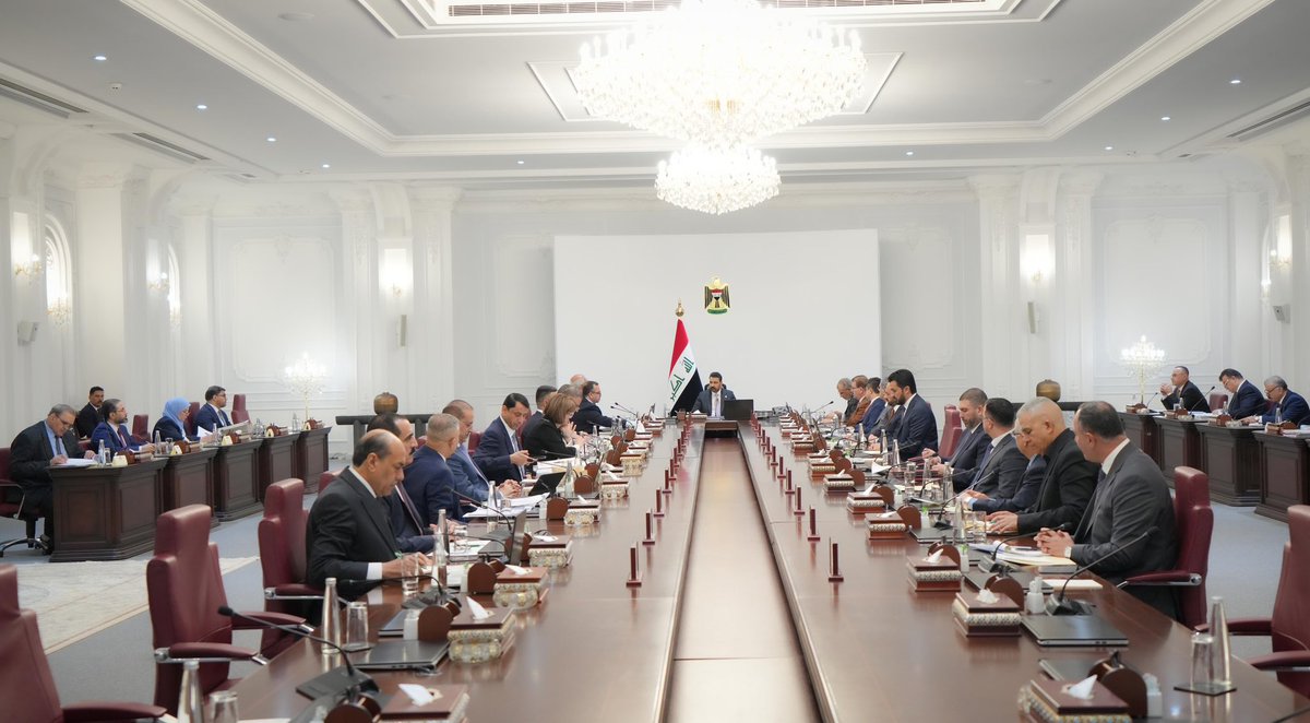 IraqiPMO's tweet photo. ترأس رئيس مجلس الوزراء السيد علي فالح الزيدي، اليوم الخميس، الجلسة الاعتيادية الثالثة عشرة لمجلس الوزراء، جرى فيها بحث تطورات الأوضاع في البلاد، واستعراض الموضوعات المدرجة على جدول الأعمال واتخاذ التوجيهات والقرارات اللازمة بشأنها.

ففي مجال الإصلاح الاداري وتعزيز العمل الرقابي، صوت المجلس بالموافقة على إلغاء الأمر الديواني (54 لسنة 2026) وإنهاء عمل اللجنة المؤلفة بموجبه، وإحالة اختصاص التدقيق المسبق للعقود الحكومية إلى ديوان الرقابة المالية الاتحادي، بوصفه الجهة المختصة، وأن يتولى الديوان ممارسة التدقيق المسبق من خلال هيئاته الرقابية العاملة في الوزارات والجهات غير المرتبطة بوزارة والمحافظات، على وفق ضوابط تحقق وحدة المرجعية وسرعة الإنجاز. 
كما تقرر اعتماد "دليل التدقيق المسبق للعقود الحكومية"، واعتماد التنسيق المبكر بين جهات التعاقد والهيئات الرقابية، ابتداءً من مرحلة إعداد وثائق العقد ومراحل العملية التعاقدية، لضمان معالجة الملحوظات قبل استكمال إجراءات الإحالة، وأن يتولى ديوان الرقابة المالية الاتحادي تصنيف العقود بحسب طبيعتها وقيمتها ودرجة استعجالها ومخاطرها، وتحديد مدد ملزمة لإنجاز التدقيق المسبق لكل فئة. 

كما تقرر أن يكون التدقيق بالنسبة للعقود الاستراتيجية والعاجلة، وللعقود التي تزيد مبالغها على مليار دينار، خلال مدة لا تزيد عن 10 ايام عمل، مع استمرار الديوان بممارسة اختصاصه في التدقيق اللاحق على وفق التشريعات النافذة، وتولّي الهيئات الرقابية في الجهات المعنية استكمال تدقيق العقود المعروضة حاليًا على لجنة الأمر الديواني من المرحلة التي وصلت إليها، منعًا لتعطيل التعاقدات والمشروعات الحكومية.

وفي السياق ذاته، أقر المجلس التقرير السنوي الثامن لمجلـس مكافحة غسل الأموال وتمويـل الإرهـاب لعـام 2025، مع الأخذ بعين الاهتمام استمرار المكتب بأخذ الإجراءات اللازمة لمكافحة غسل الأموال وتمويل الإرهاب بالتنسيق مع الجهات الرقابية ذات العلاقة.

وفي قطاع إنتاج الطاقة الكهربائية، أقر مجلس الوزراء التوصية الخاصة بإعلان تنفيذ عقدي التشغيل والصيانة لمحطتي (الرميلة، وشط العرب)/ الدورة البسيطة باستخدام أسلوب المناقصة العامة للشركات كافة، لضمان الحيادية والشفافية والمنافسة العادلة بين الشركات المتقدمة.

كما جرى إقرار التوصية الخاصة بتعديل قراري مجلس الوزراء (264 و278 لسنة 2026) والتي تتضمن اضافة عبارة تجهيز وزارة النفط كميات الوقود لعقد تجهيز الطاقة الكهربائية للمنطقة الشمالية، بدءًا من تاريخ سريان العقد في 26 ايار 2026.

كذلك فقد أقر المجلس استثناء مشروعات وزارة الكهرباء الموقعة على وفق قرار مجلس الوزراء (286 لسنة 2026) من توجيه السيد رئيس مجلس الوزراء، مع الالتزام بالكلف التخمينية والاسترشادية التي أعدتها الوزارة، على أن يكون سريان هذا الاستثناء بدءًا من تأريخ إصدار القرار المذكور أعلاه، إلى 15 أيلول 2026.

ووافق مجلس الوزراء على استثناء سعر منتوج زيت الوقود الثقيل المنتج في مصفى كربلاء من السعر المحدد بموجب قرار المجلس (68 لسنة 2026)، واستمرار اعتماد السعر السابق البالغ (150) دينار/ لتر ولمدة شهرين، بدءًا من 1 تموز 2026  ولغاية 31 آب 2026، وبواقع (7750) متر مكعب/يوم، إضافة إلى زيت الغاز بواقع (6000) متر مكعب/ يوم.

وبهدف سد حاجة محطات توليد الكهرباء من المنتجات النفطية، صوت المجلس على استثناء عقود استيراد وتصدير هذه المنتجات من إجراءات تدقيق ديوان الرقابة المالية الاتحادي وتصريف الفائض من المنتجات، على أن يتم التنفيذ من تاريخ صدور القرار إلى حين انتهاء الظروف الخاصة بالملاحة البحرية في منطقة الخليج، واستئناف دخول وخروج الناقلات خلال مضيق هرمز، بما يدعم انسيابية تحميل المنتجات النفطية في الموانئ العراقية ومنصات التحميل والخزانات العائمة ضمن المياه الإقليمية.

وصوت المجلس على اعتماد مشروعات القوانين المرسلة إلى مجلس النواب، والتي تمثل أولوية واسبقية في التشريع بحسب رؤية الحكومة، وفقًا لحاجة مؤسسات الدولة المختلفة والمنهاج الوزاري.